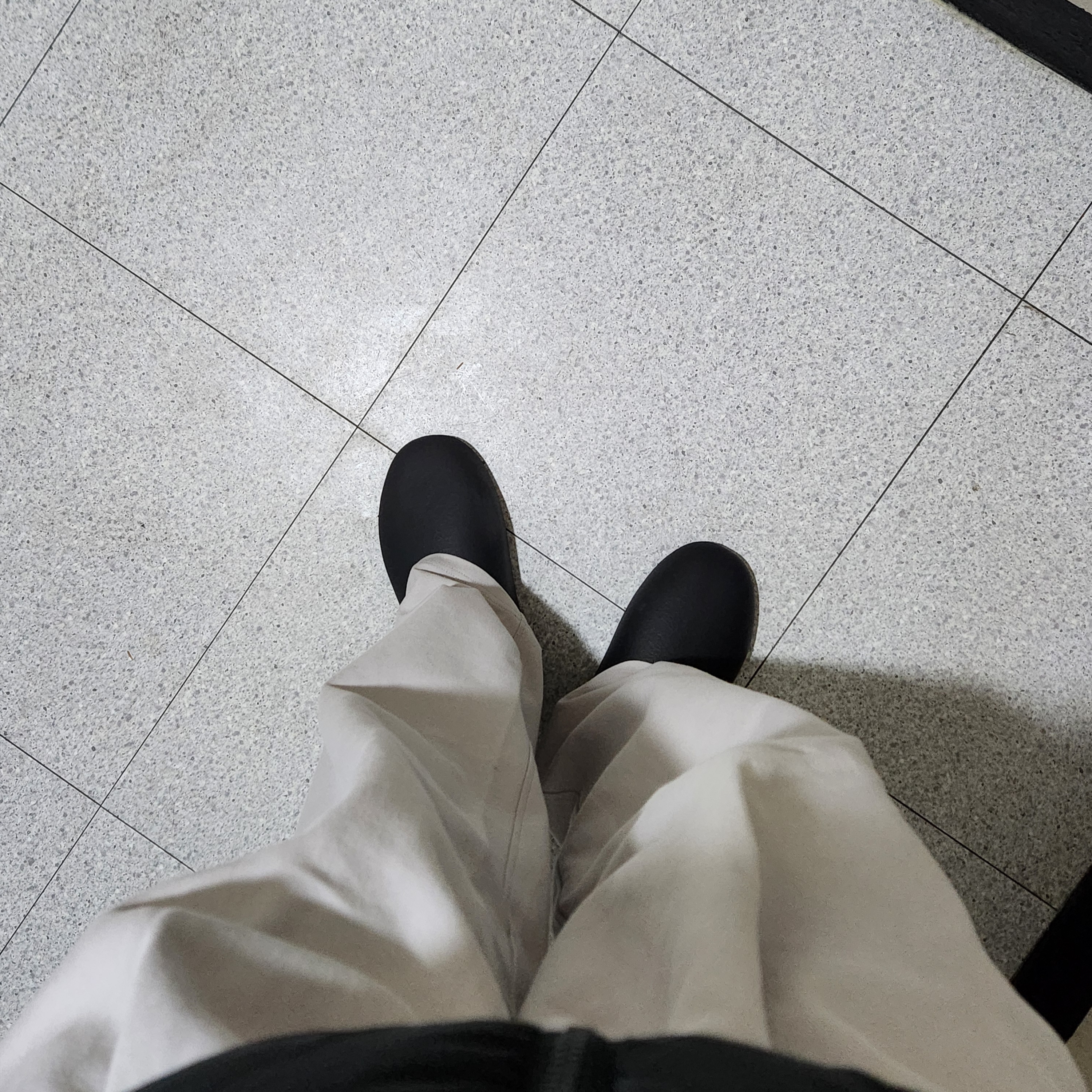 Yeezy SL-01 Black 착용 스타일