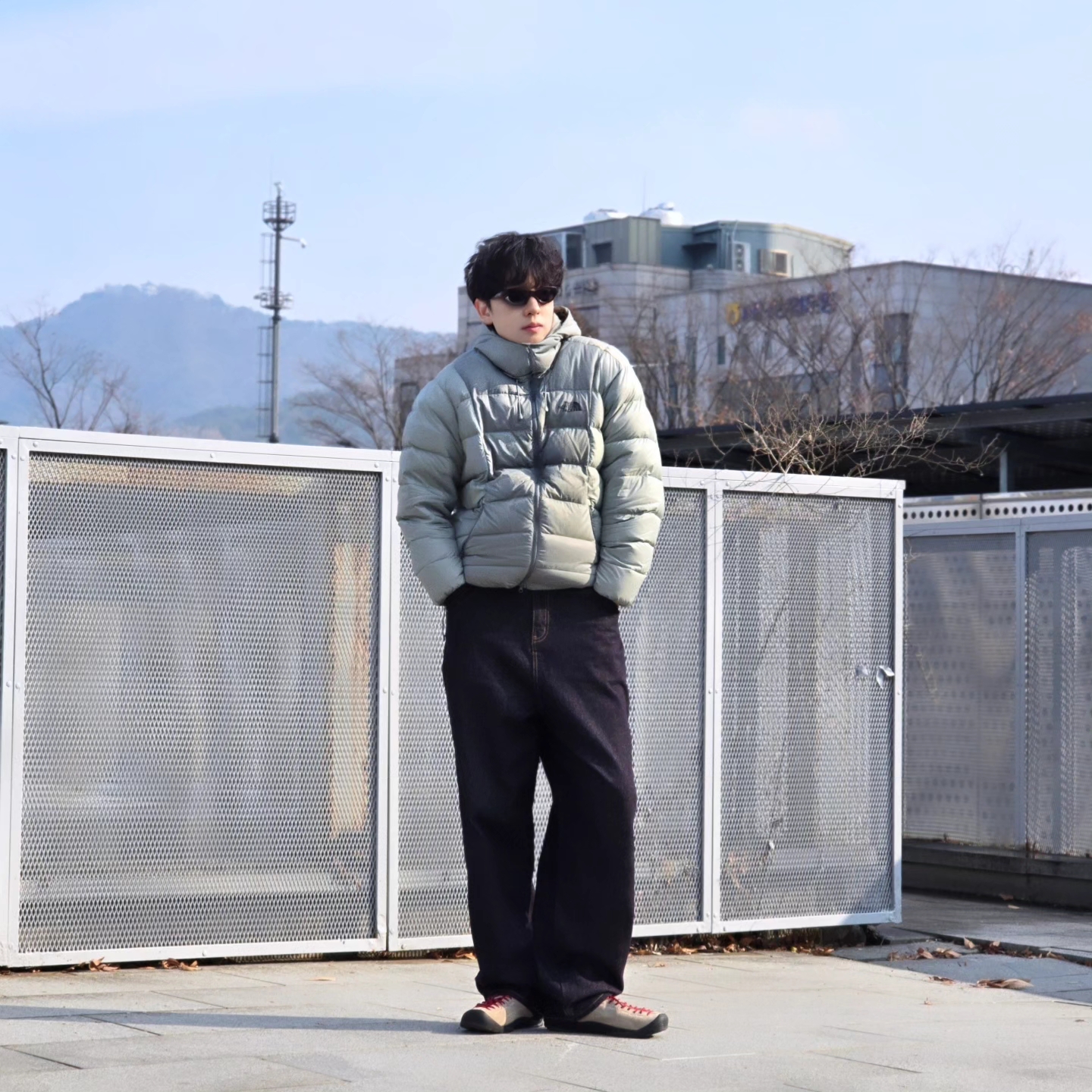 The North Face Ruta Down Jacket Light Khaki - 25SS, Suade Contour Pocket Denim Raw Indigo 착용 스타일 - 7