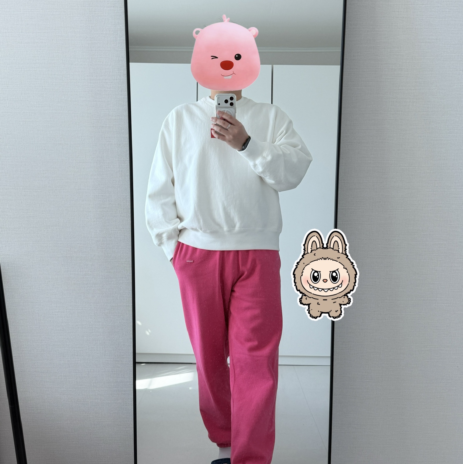 Supreme Washed Box Logo Crewneck White - 25SS, Supreme Small Box Sweatpant Magenta - 25SS 착용 스타일 - 1
