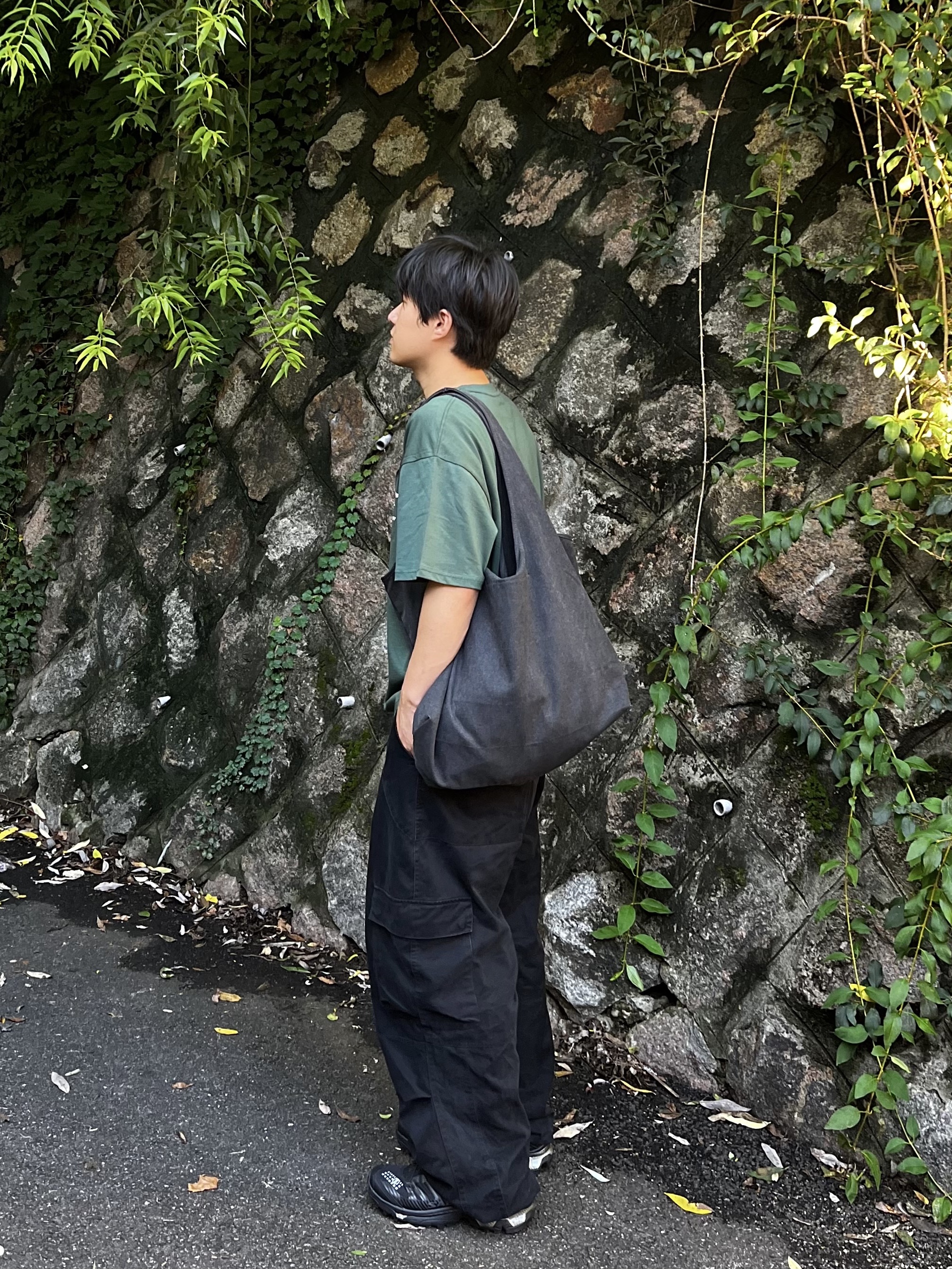 noun Washed Cargo Pants Black, Salomon x MM6 Maison Margiela XT-4 Mule Black 착용 스타일 - 1