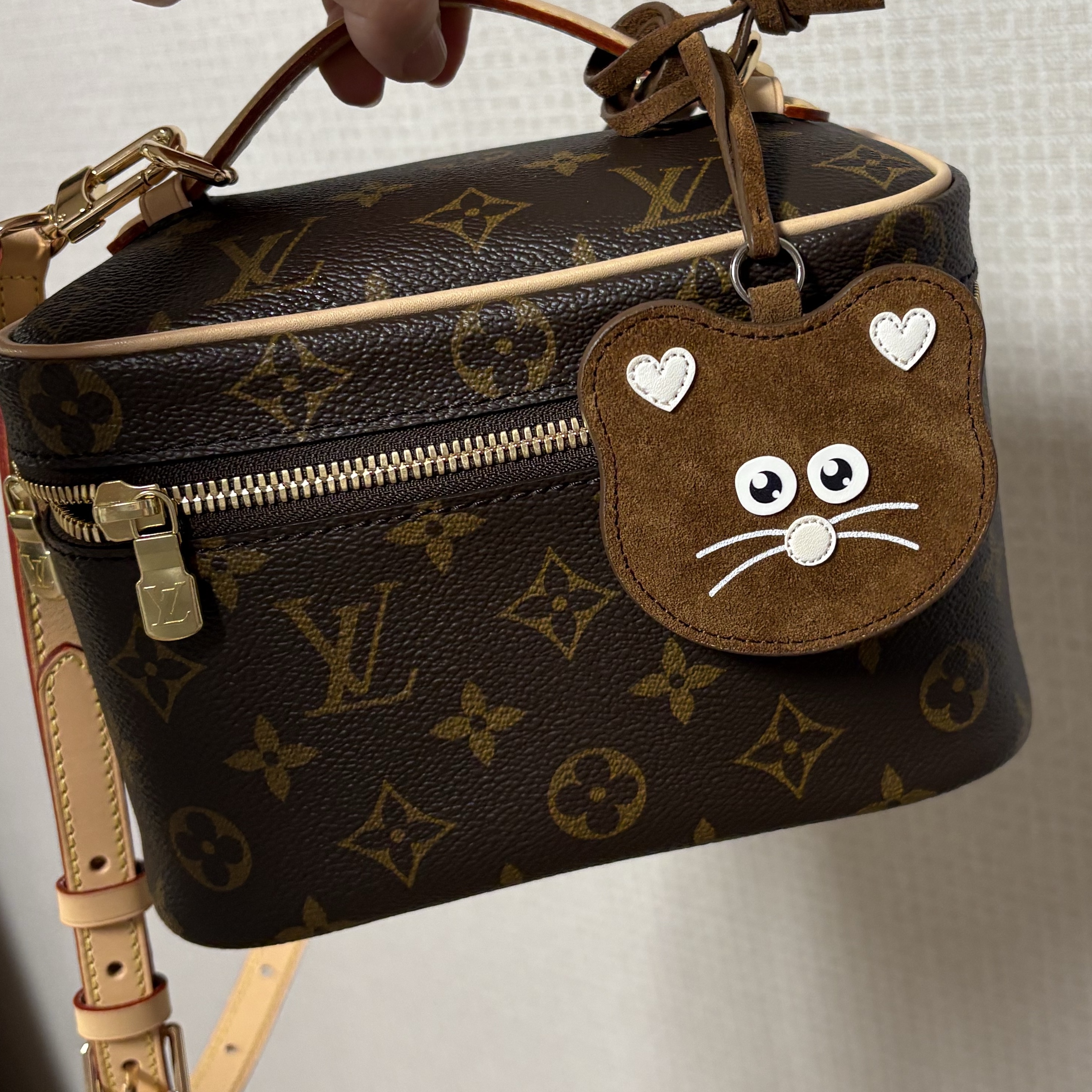 Demars X MNH Bag Charm Suede Brown 착용 스타일