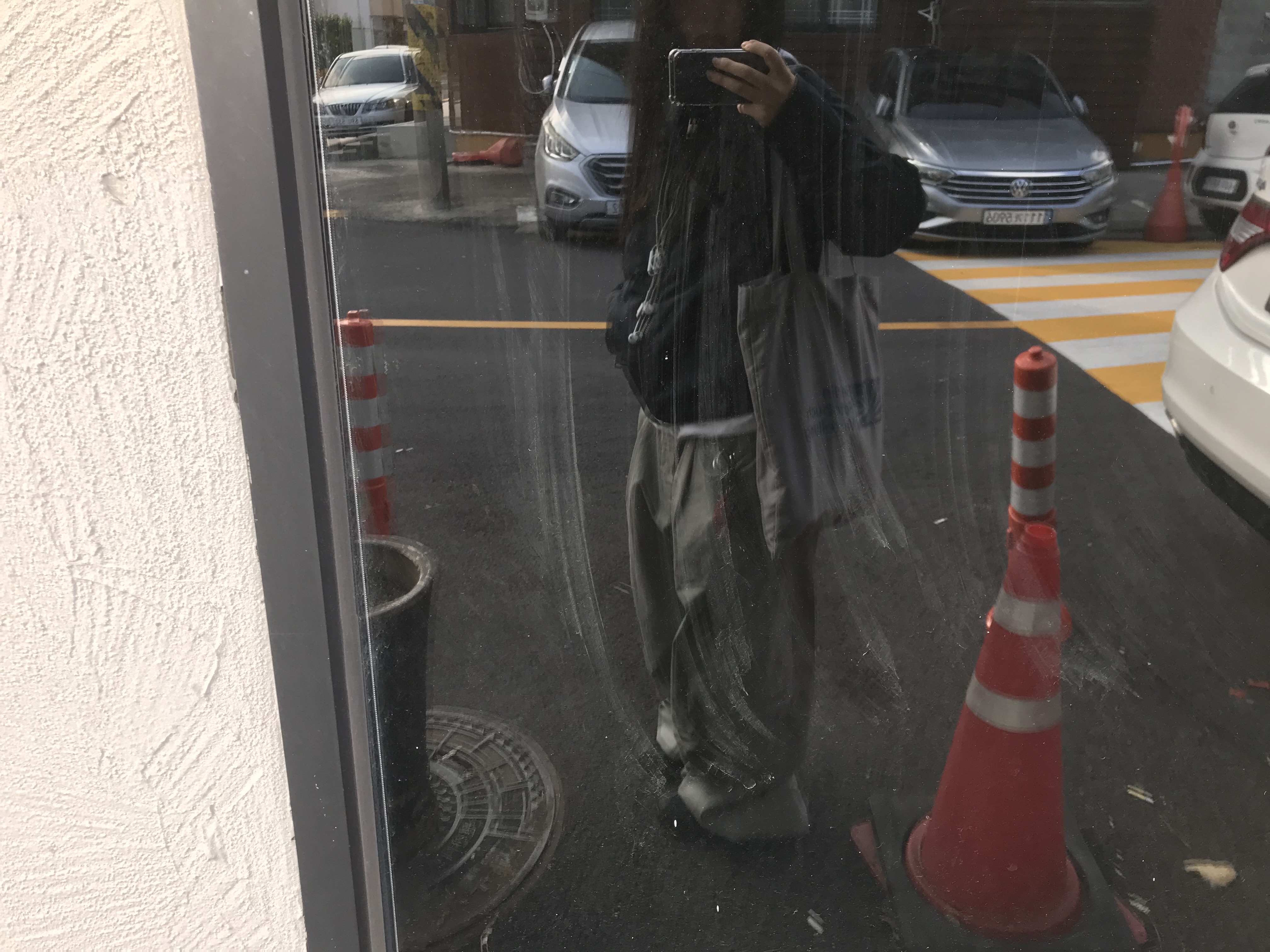 Cost Per Kilo Moduler Cargo Pants Grey, Berlin Photobook Distribution 002 Bag Grey 착용 스타일 - 1