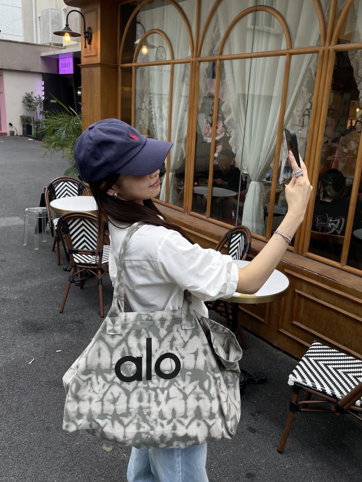 Alo Yoga Iconic Shopper Tote Bag Grey Tiedye 착용 스타일