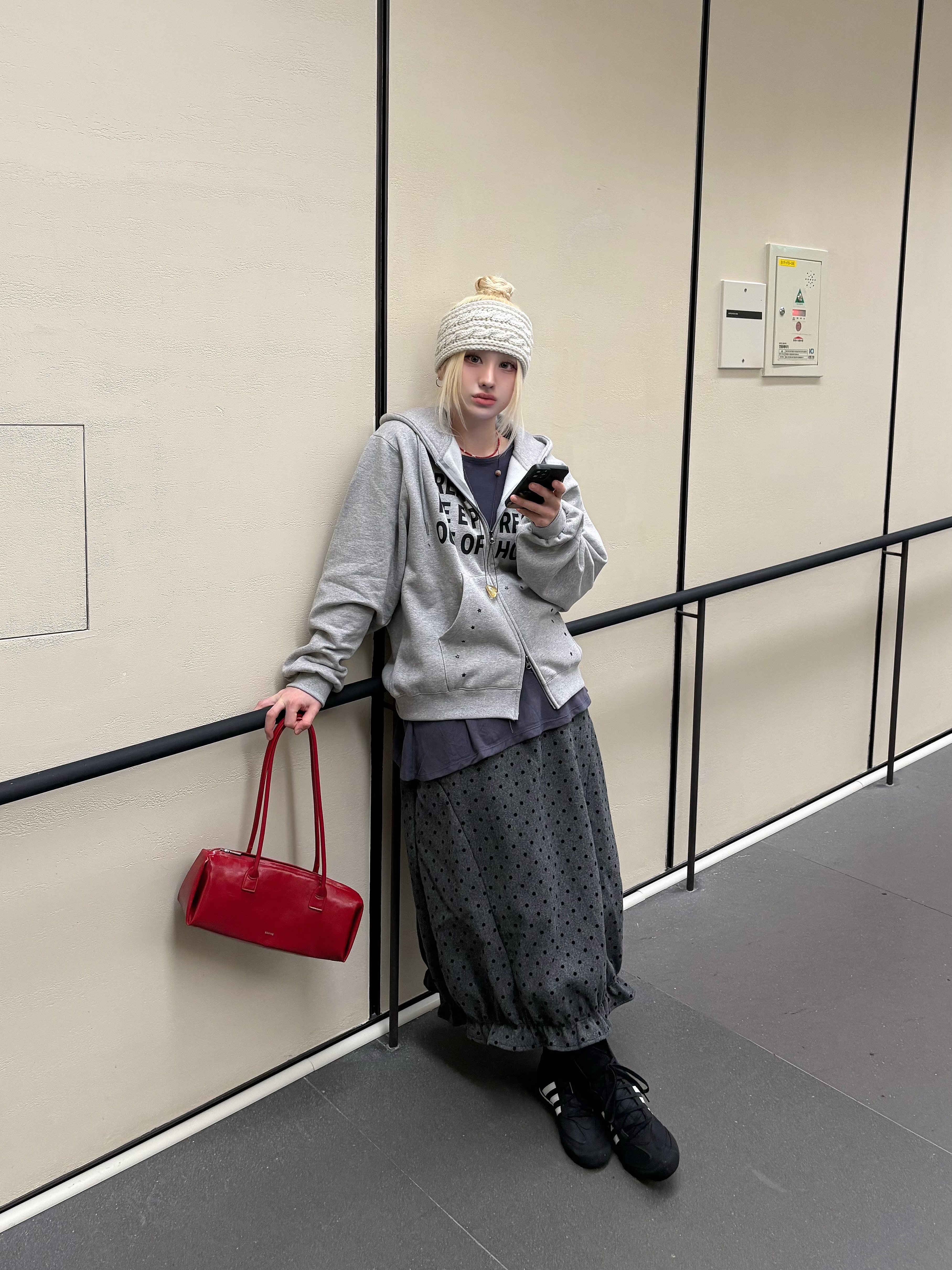 SLOW RECORD HOUSE Typo Star Hood Zip-Up Grey 착용 스타일 - 1