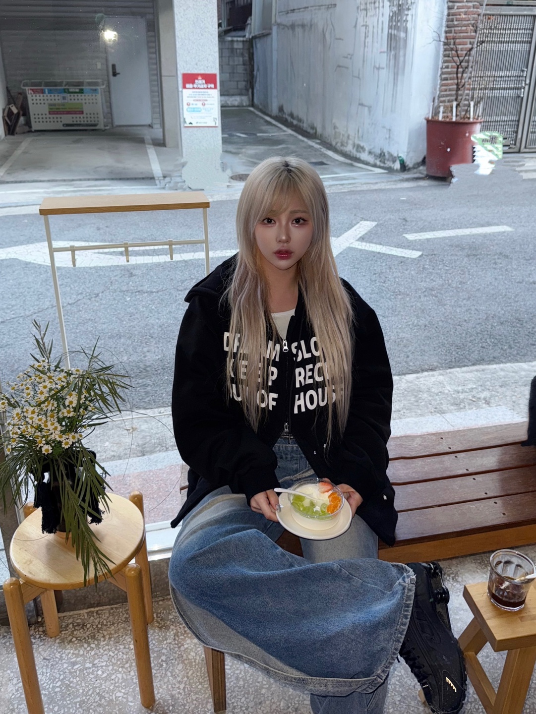 SLOW RECORD HOUSE Typo Star Hood Zip-up Black 착용 스타일 - 3