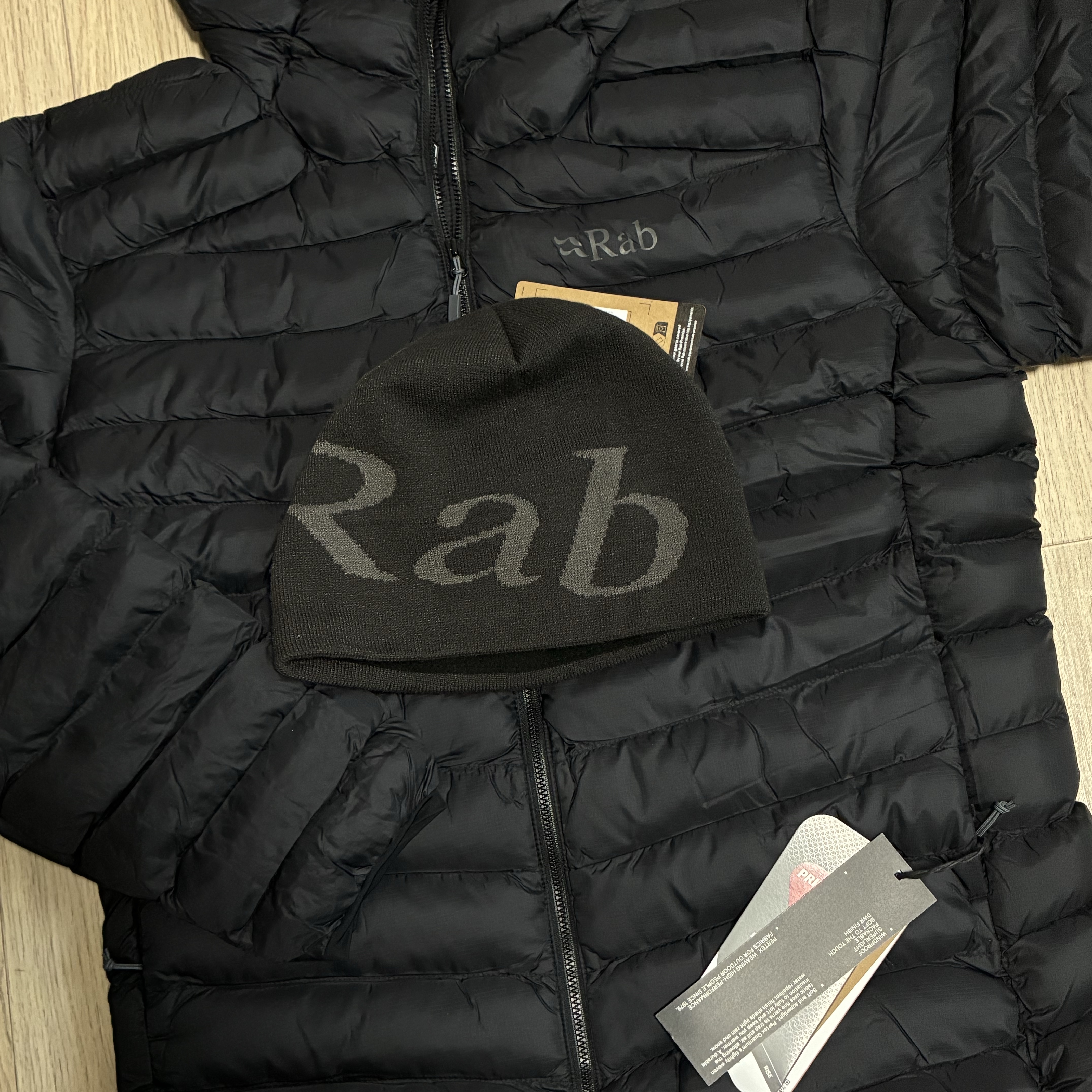 Rab Cirrus Alpine Insulated Jacket Black, Rab Logo Beanie Anthracite Granite 착용 스타일