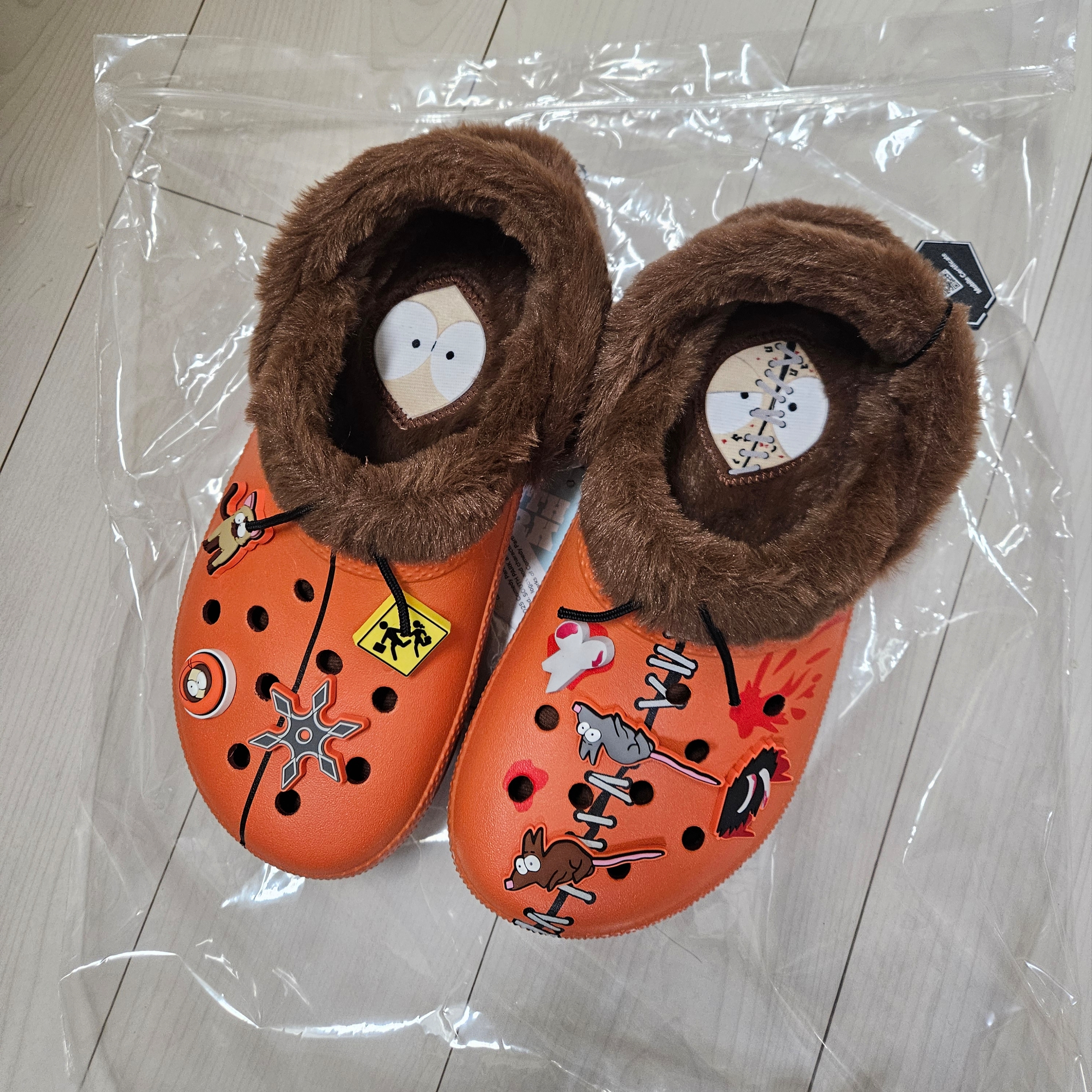 Crocs x South Park Kenny Classic Lined Clog Orange Brown 착용 스타일