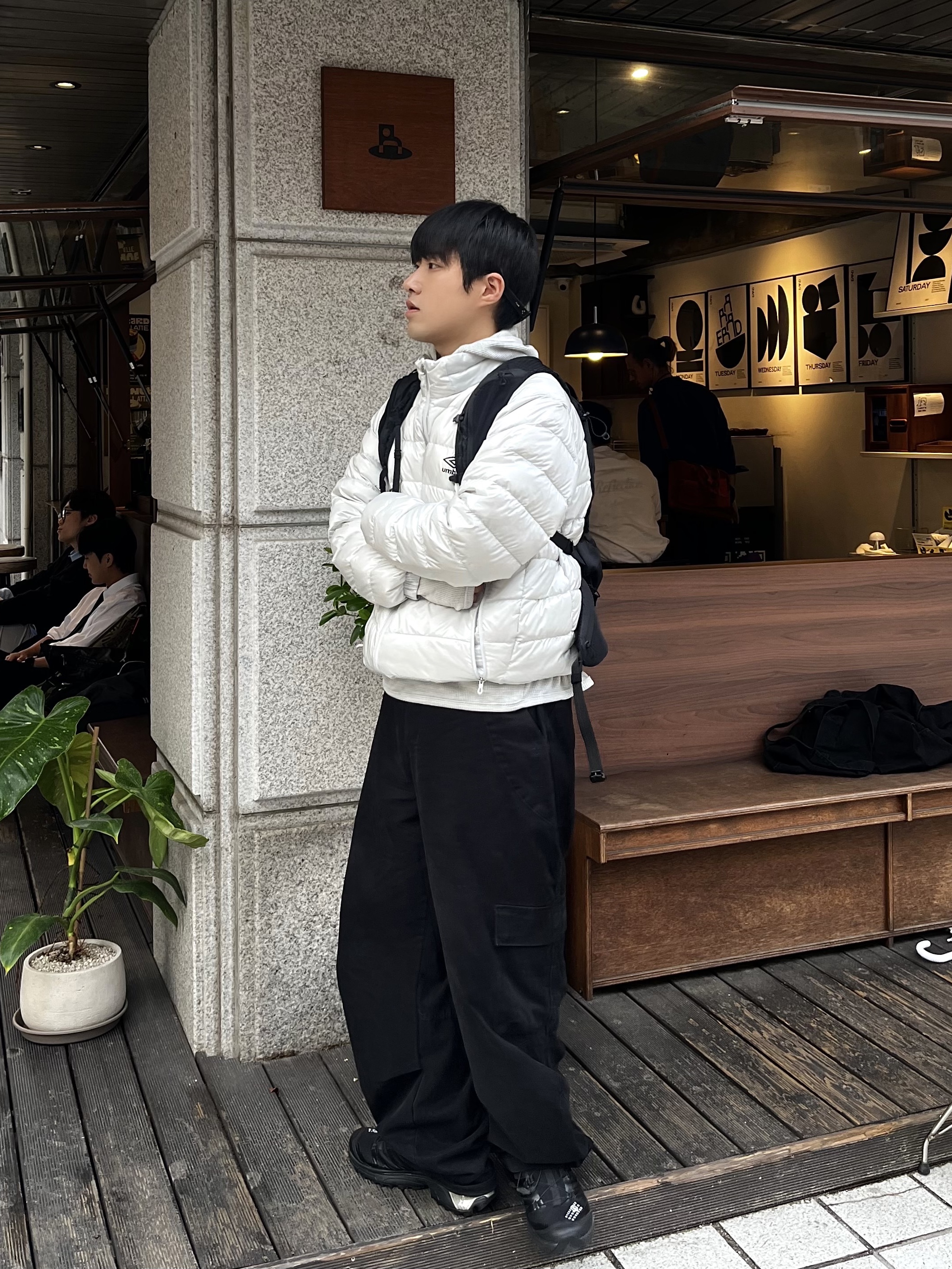 noun Washed Cargo Pants Black, Salomon x MM6 Maison Margiela XT-4 Mule Black 착용 스타일 - 7