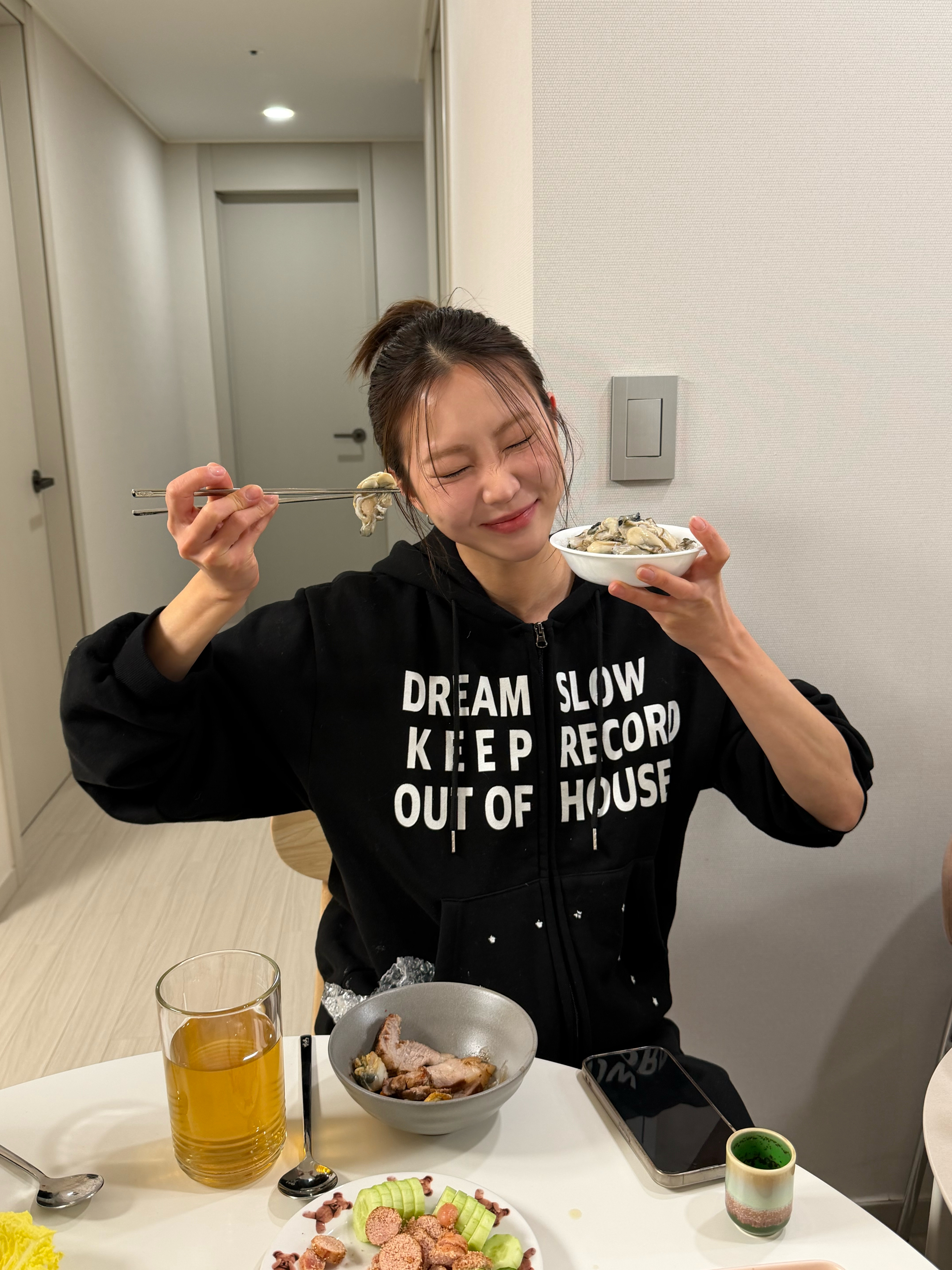SLOW RECORD HOUSE Typo Star Hood Zip-up Black 착용 스타일 - 1