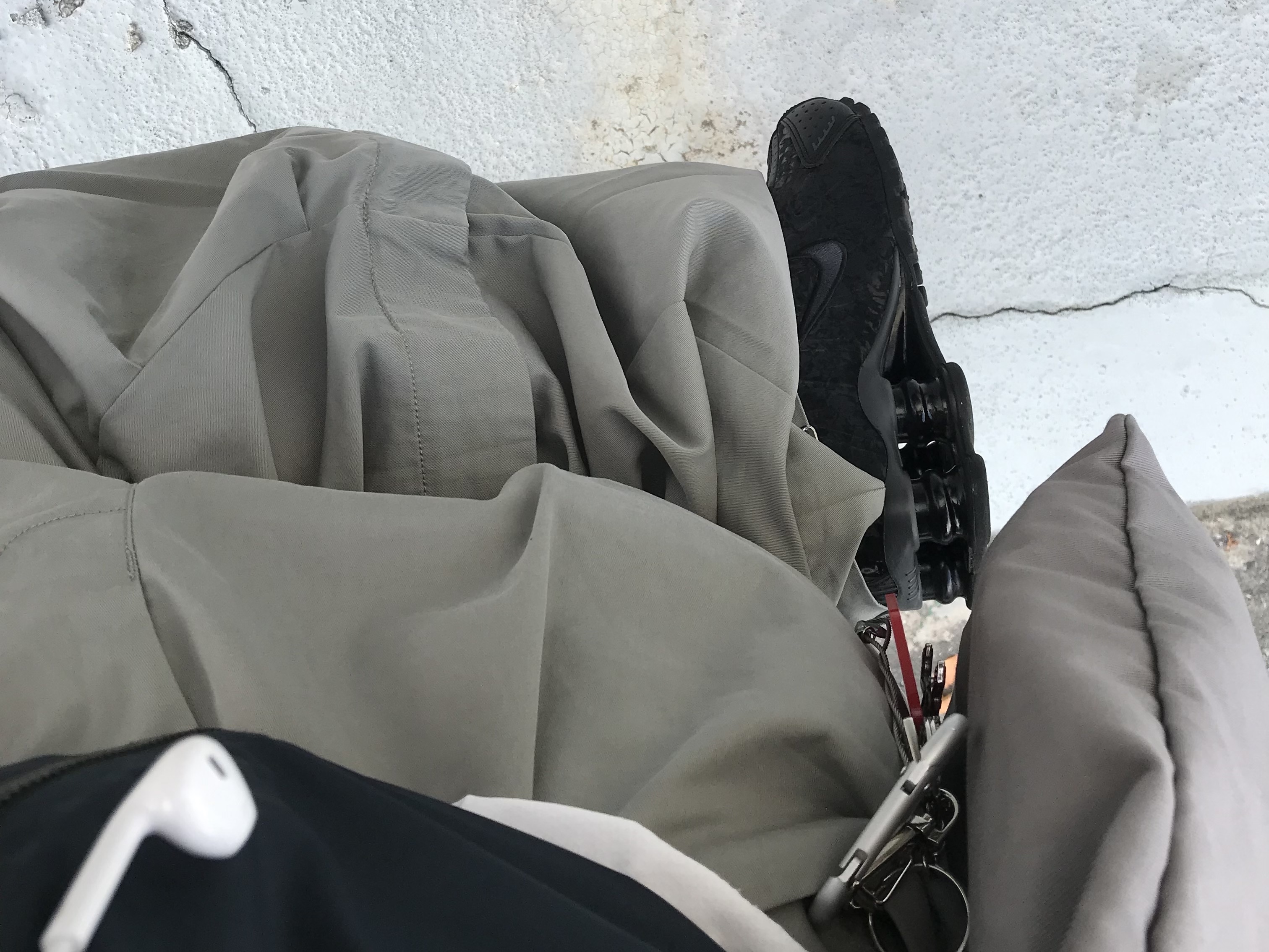 Cost Per Kilo Moduler Cargo Pants Grey, Berlin Photobook Distribution 002 Bag Grey 착용 스타일 - 2
