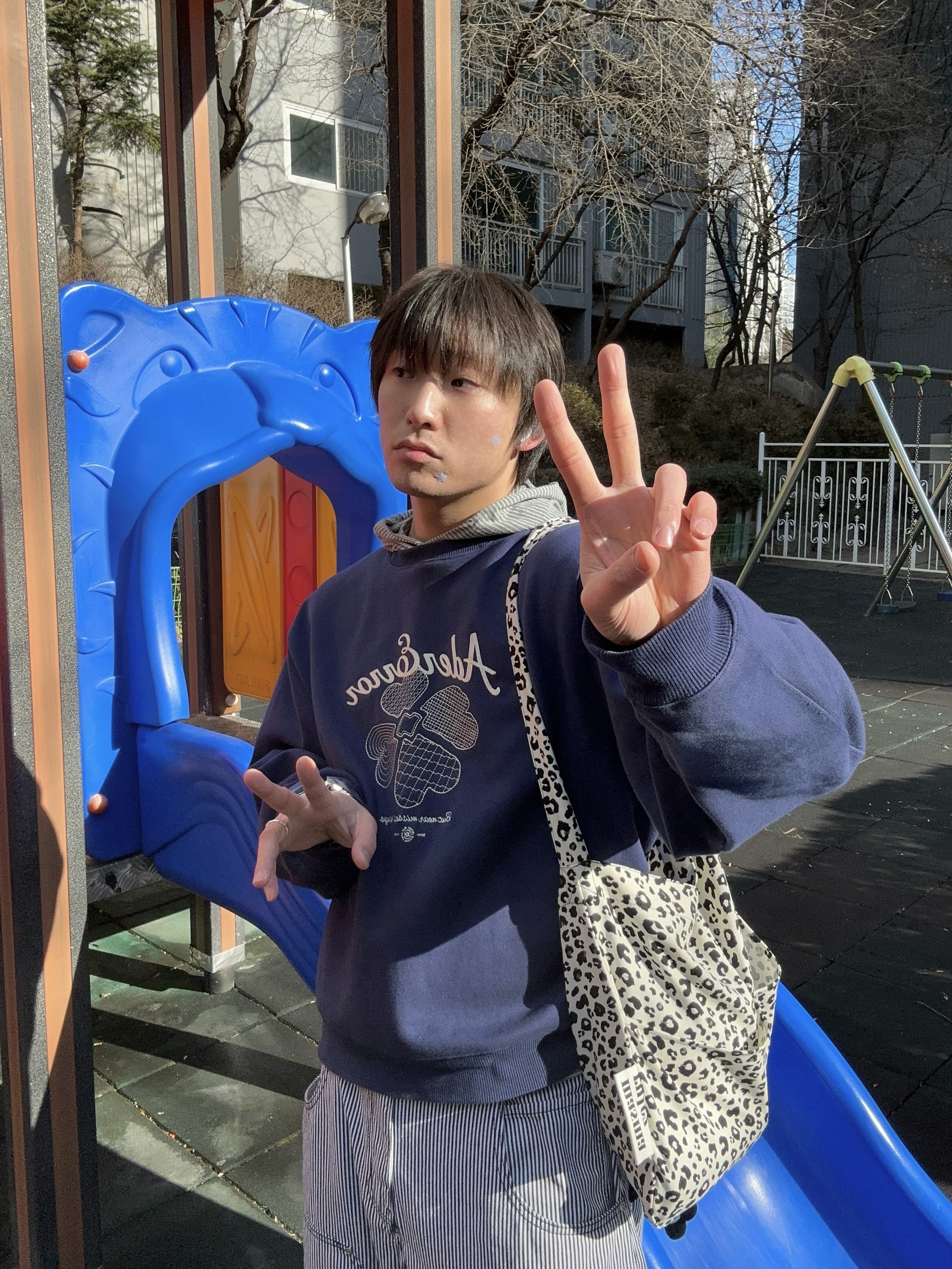 Ader Error Tever Logo Sweatshirt Navy 착용 스타일 - 2