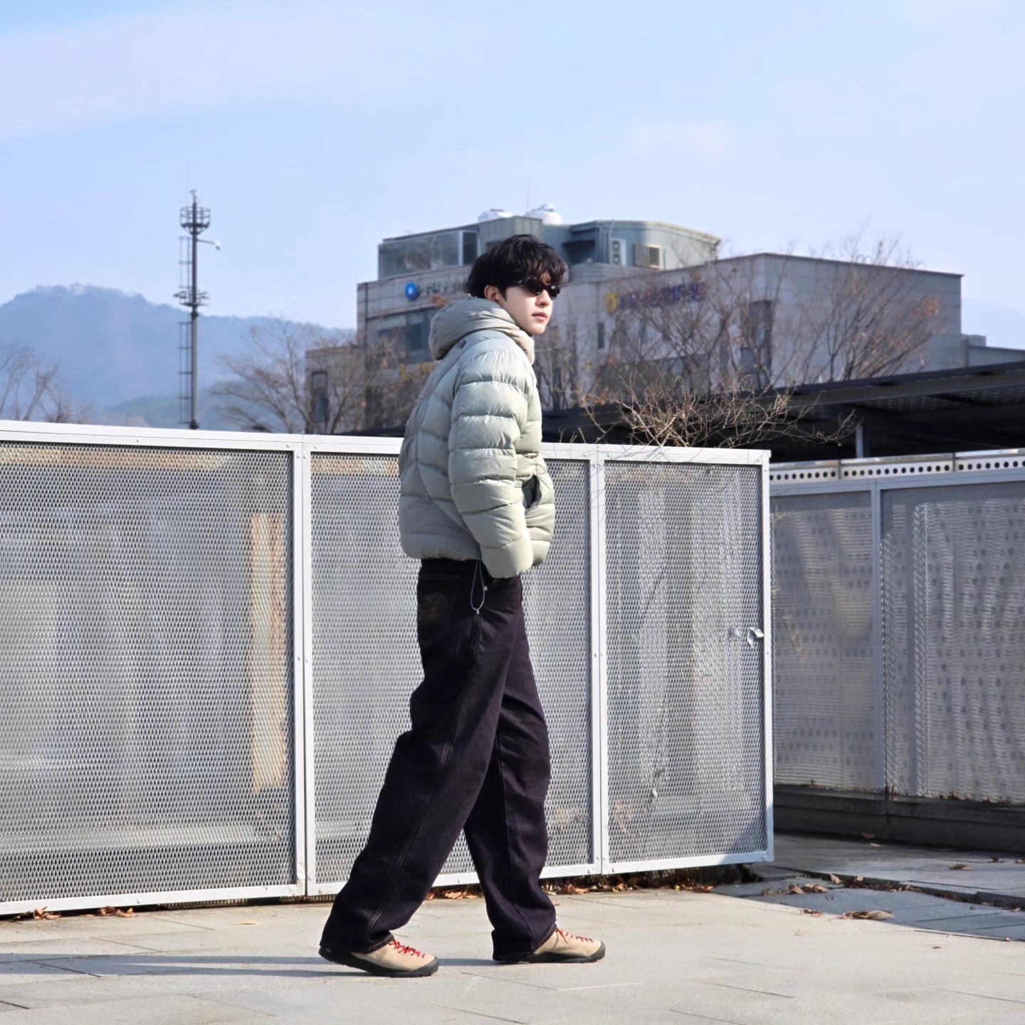 The North Face Ruta Down Jacket Light Khaki - 25SS, Suade Contour Pocket Denim Raw Indigo 착용 스타일 - 1