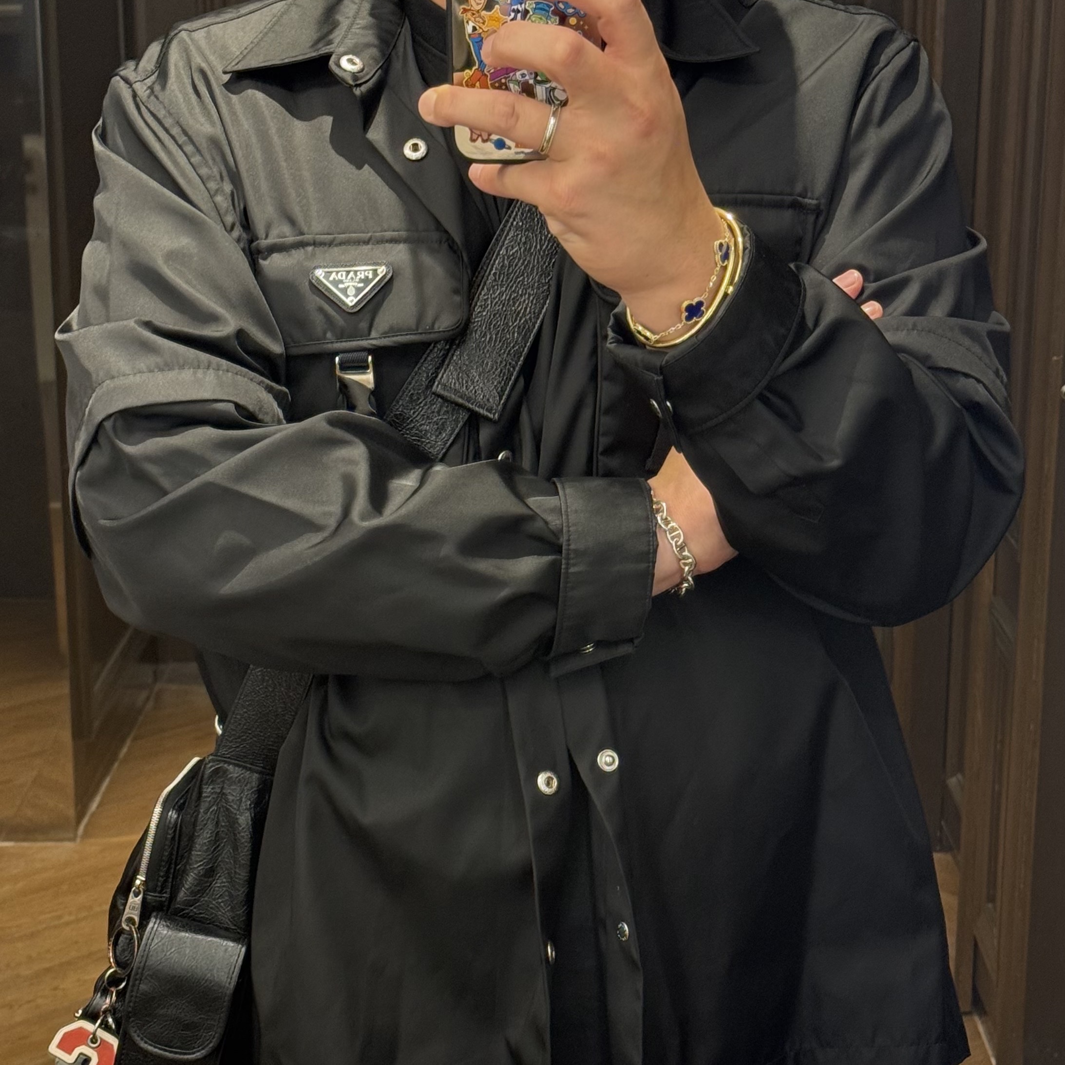 Prada Re-Nylon Shirt Black, Balenciaga Superbusy Messenger Bag Black 착용 스타일