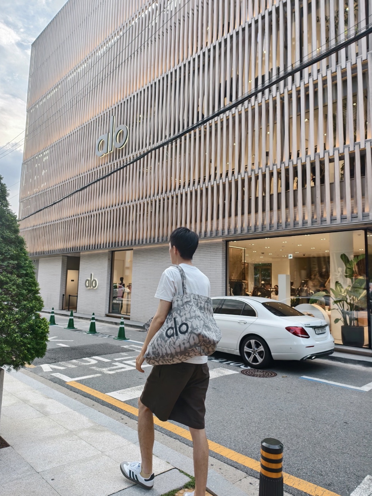 Alo Yoga Iconic Shopper Tote Bag Grey Tiedye 착용 스타일