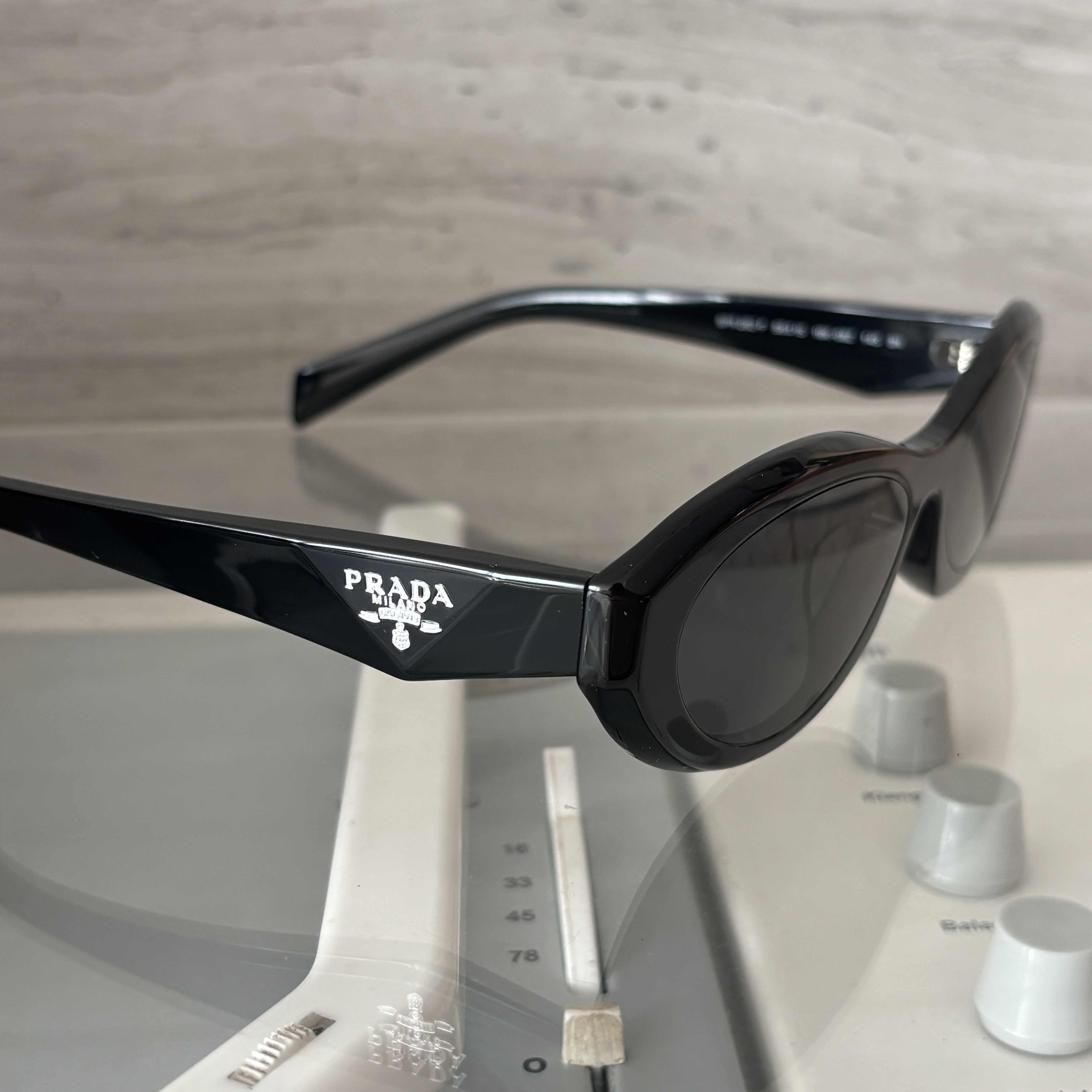 Prada Symbole Sunglasses Slate Gray Lenses Alternative fit 착용 스타일 - 2