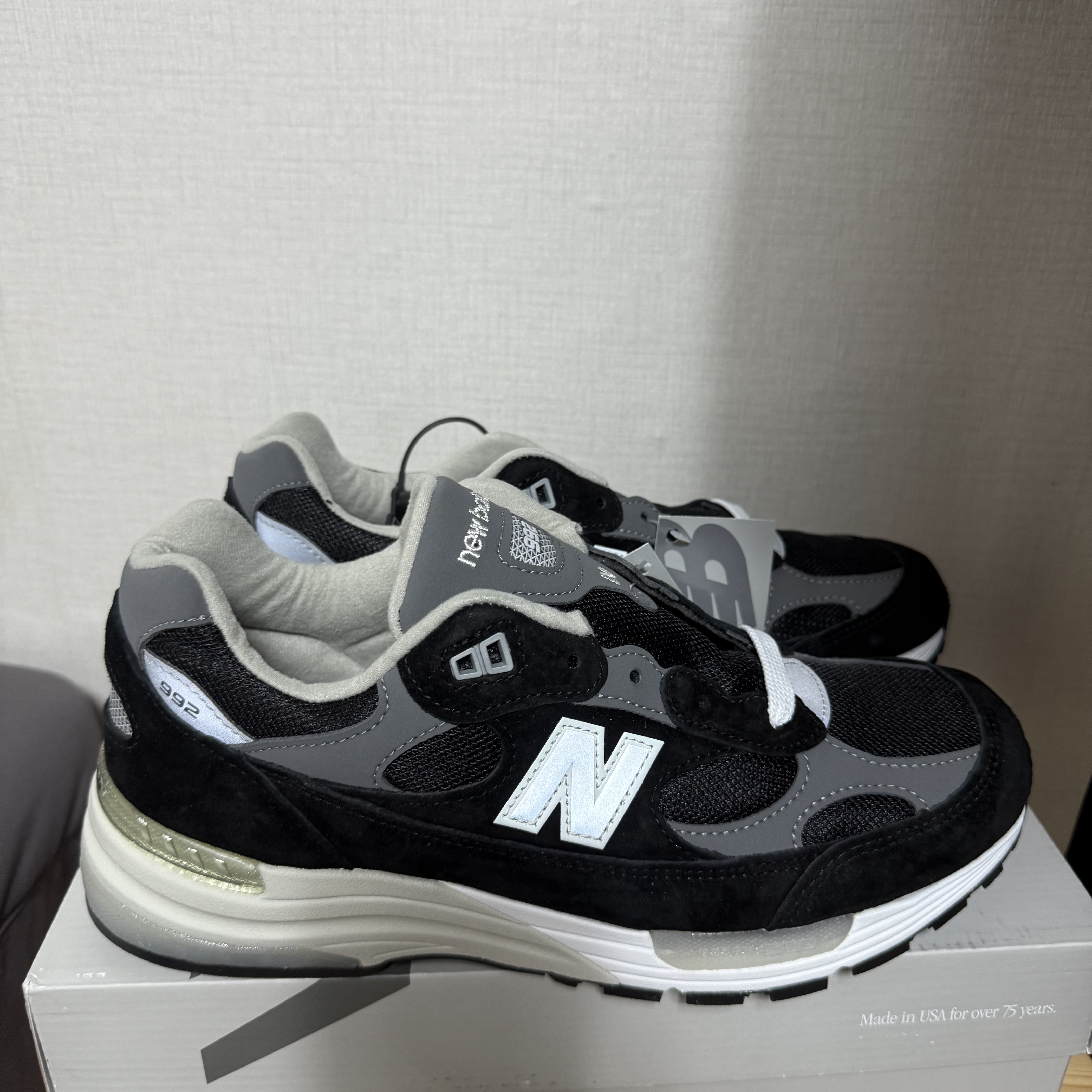 New Balance 992 Made in USA Core Black Grey 착용 스타일