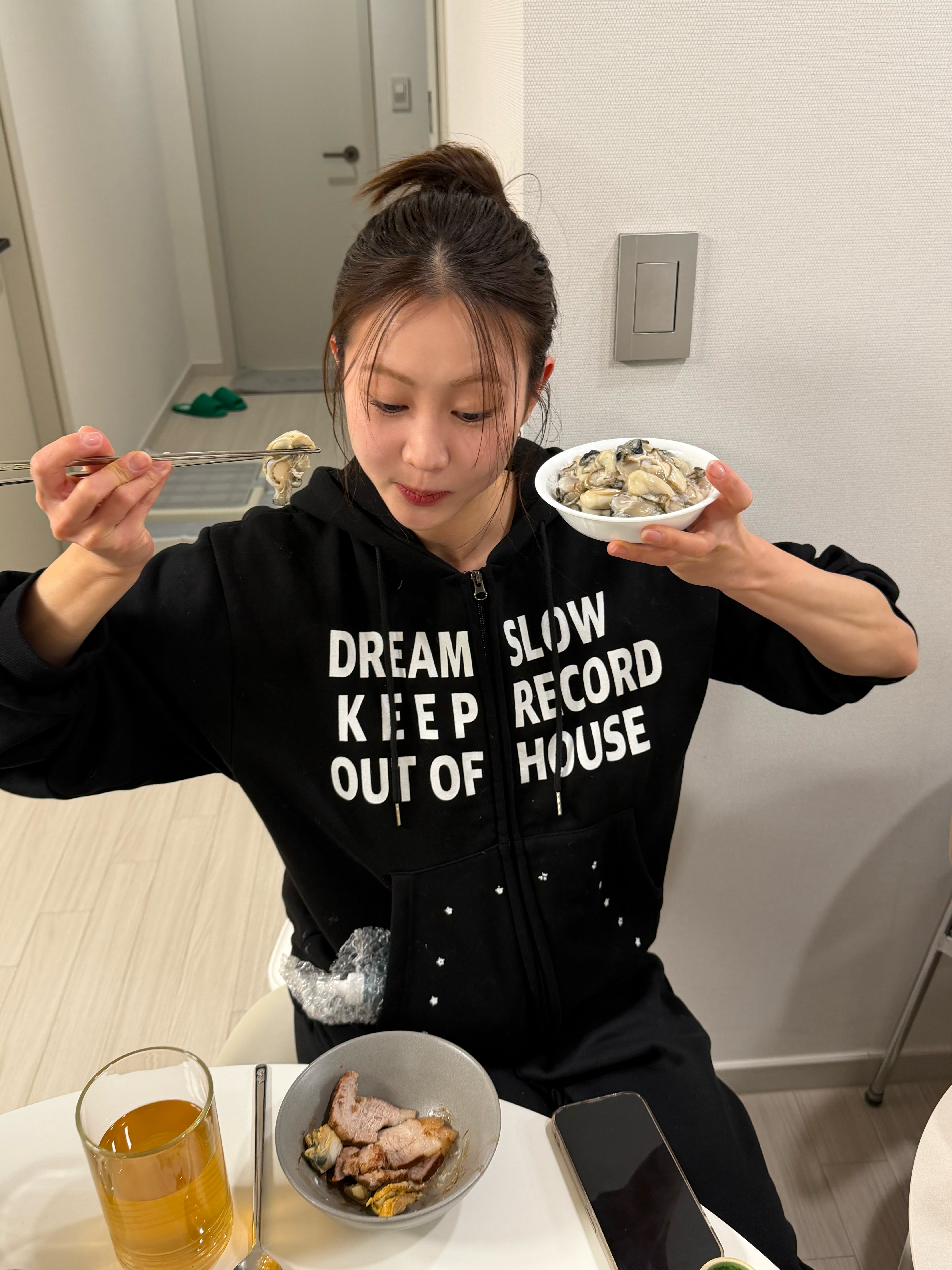 SLOW RECORD HOUSE Typo Star Hood Zip-up Black 착용 스타일 - 3