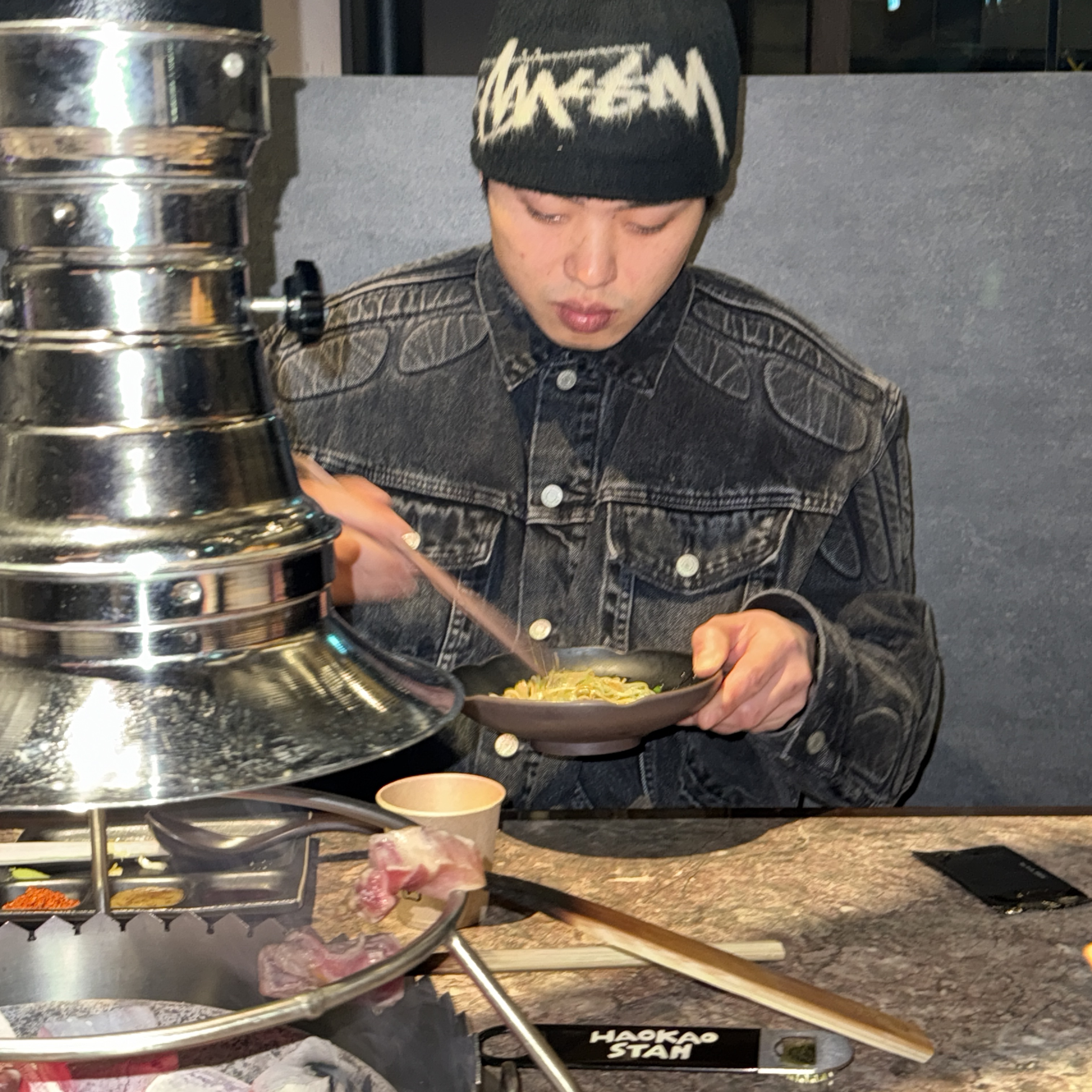 Yeezy Gap Engineered By Balenciaga Padded Denim Jacket Grey Wash, Stussy Brushed Out Stock Skullcap Beanie Black 착용 스타일 - 2