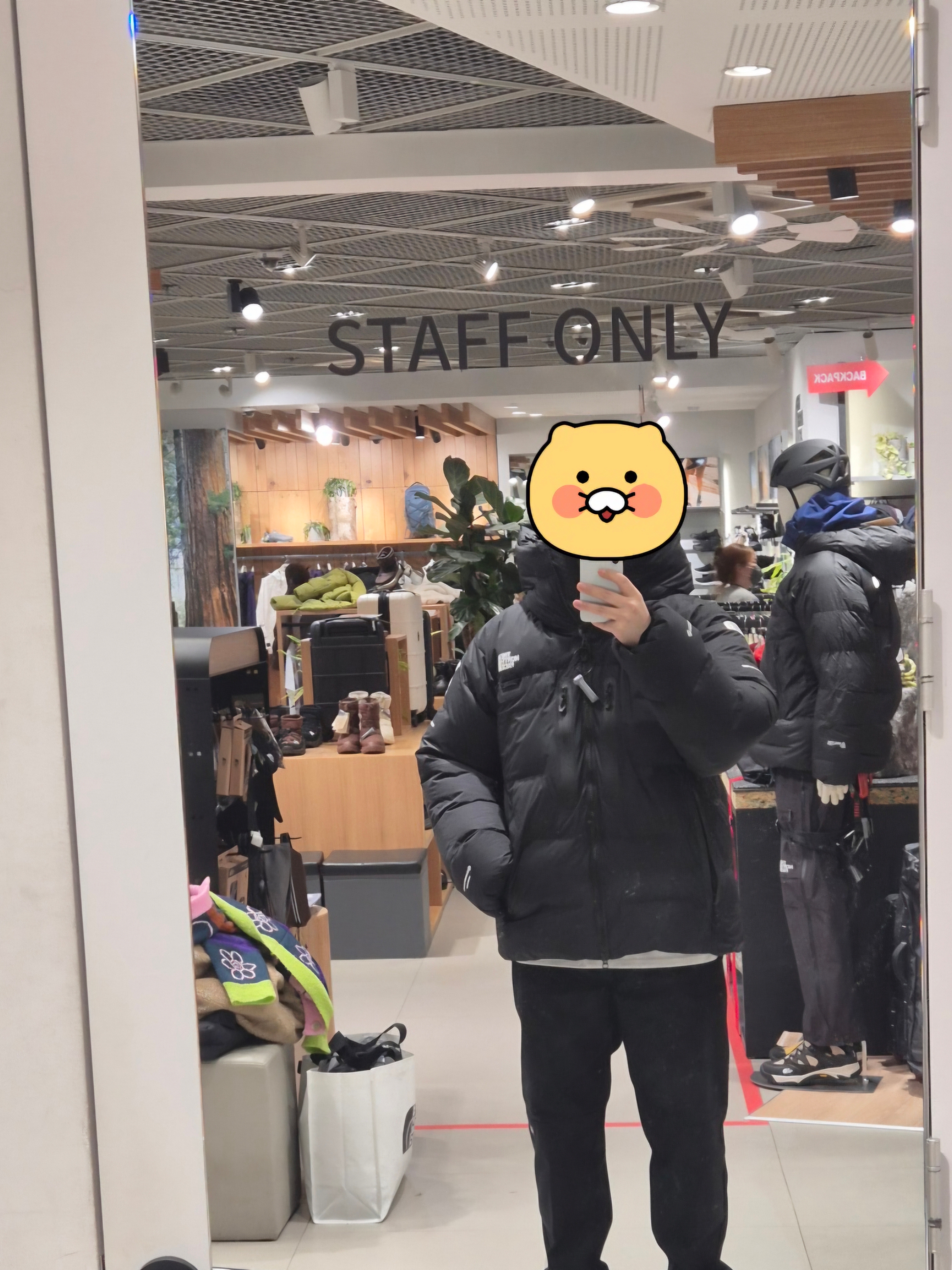 The North Face Himalayan Parka Black, The North Face Himalayan Parka Summit Gold 착용 스타일 - 1