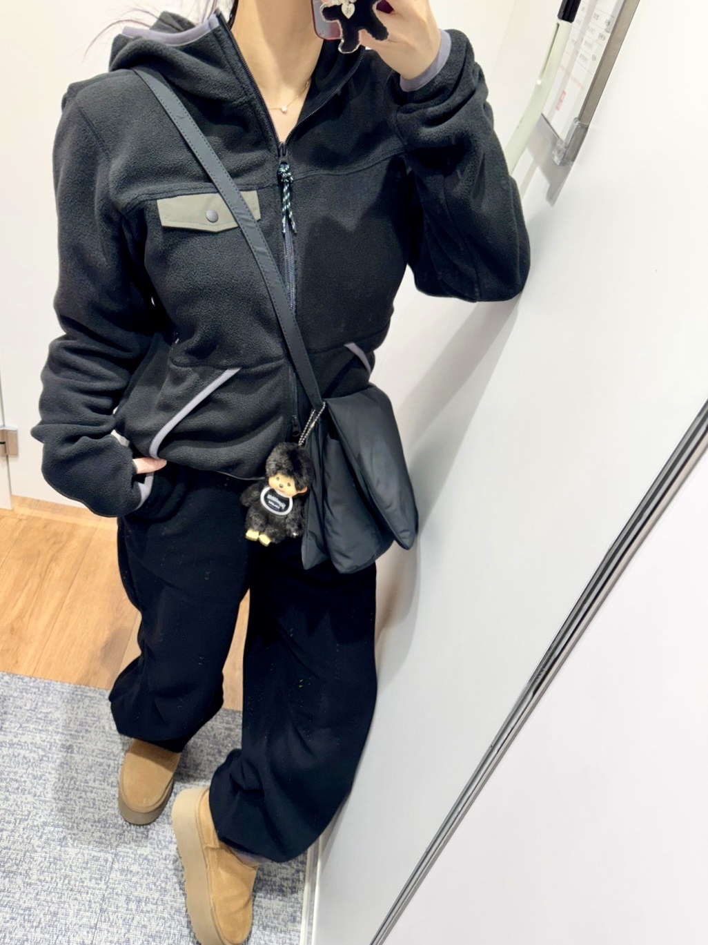 (W) UGG Classic Ultra Mini Platform Boots Chestnut, COS Tri-Fold Padded Crossbody Bag Black 착용 스타일 - 2