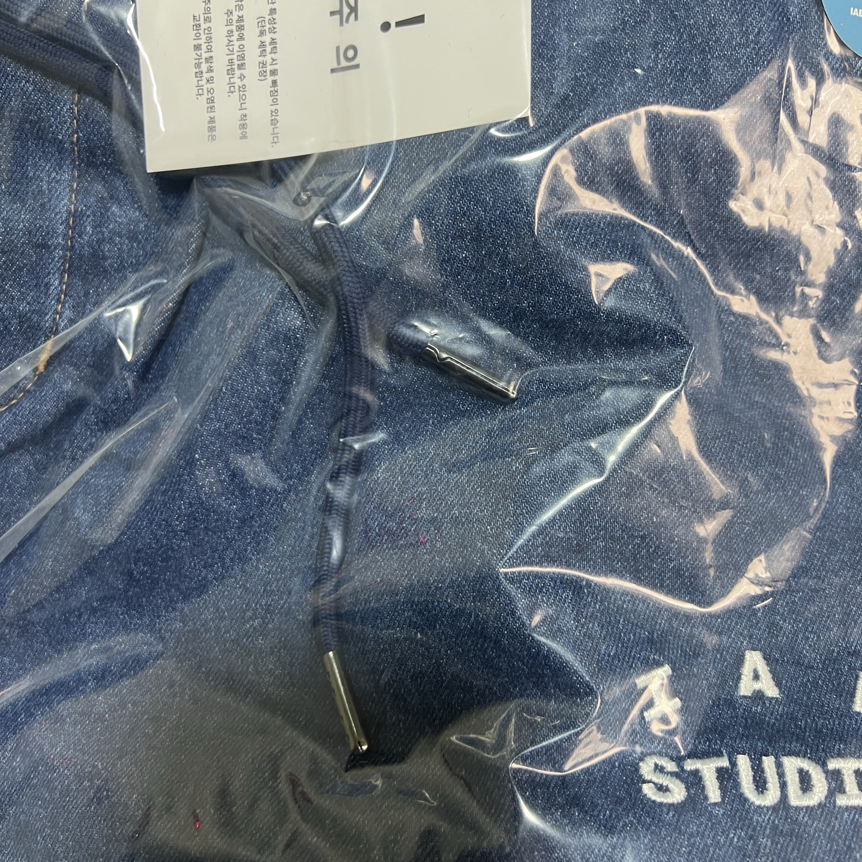IAB Studio Denim Shorts Deep Blue 착용 스타일