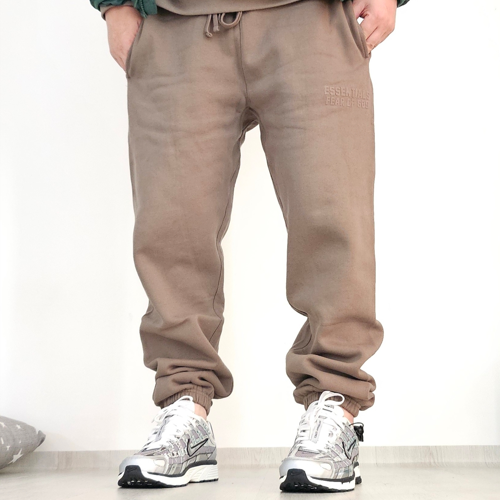 Essentials Sweatpants Wood - 22FW, Nike P-6000 Metallic Silver 착용 스타일