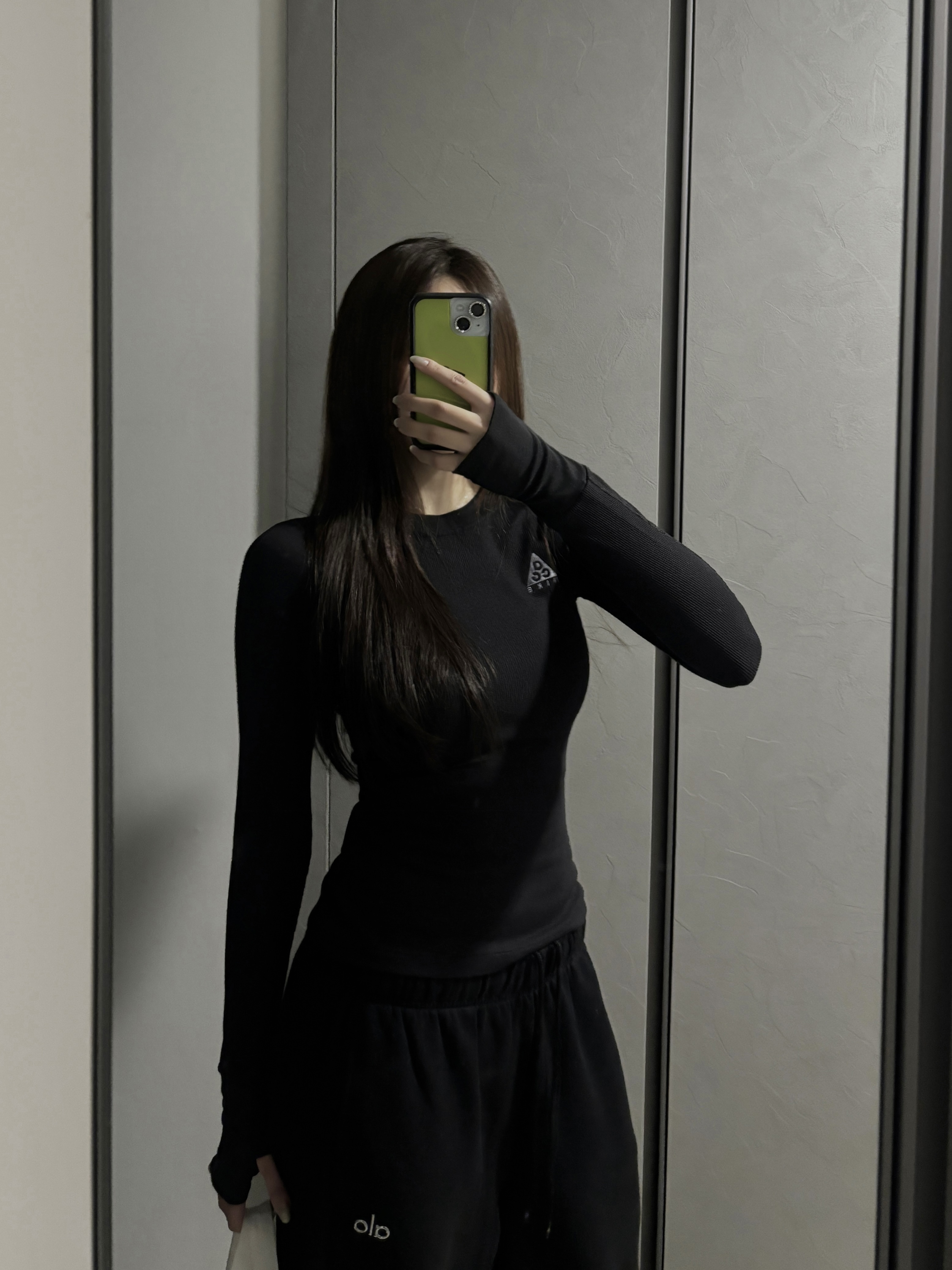 (W) Alo Yoga Accolade Straight Leg Sweatpant Black 착용 스타일