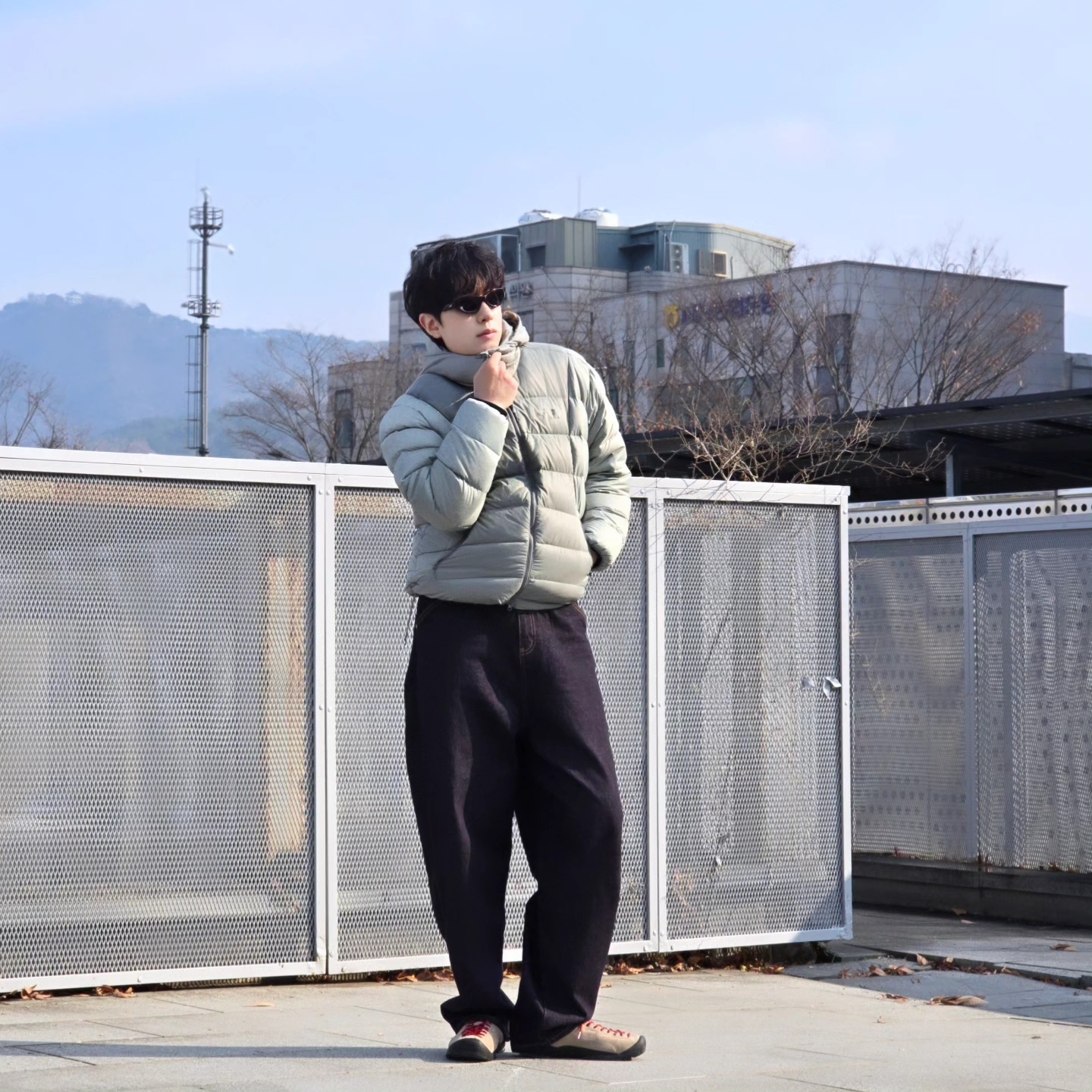The North Face Ruta Down Jacket Light Khaki - 25SS, Suade Contour Pocket Denim Raw Indigo 착용 스타일 - 2