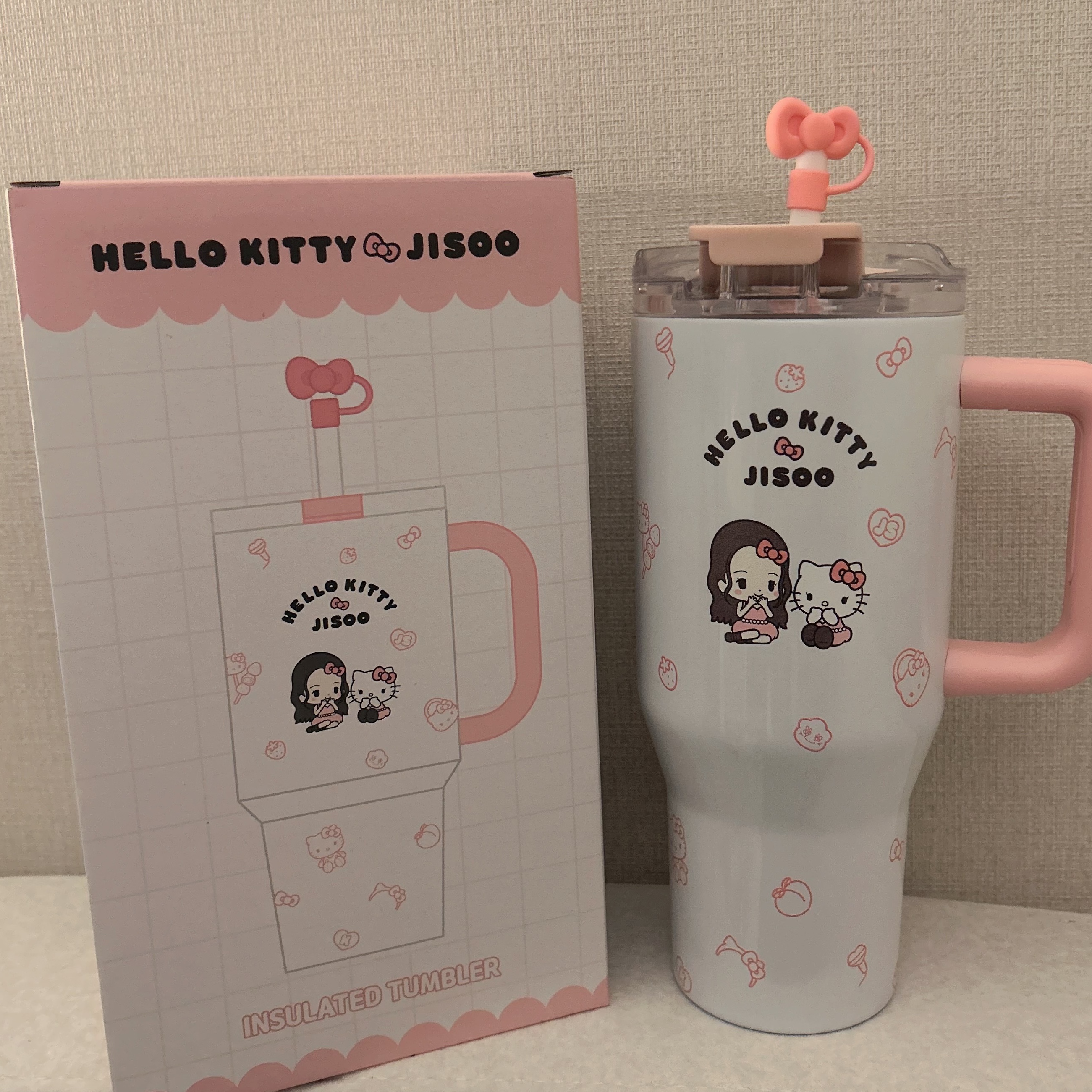 [HELLO KITTY x JISOO] Tumbler 착용 스타일 - 2