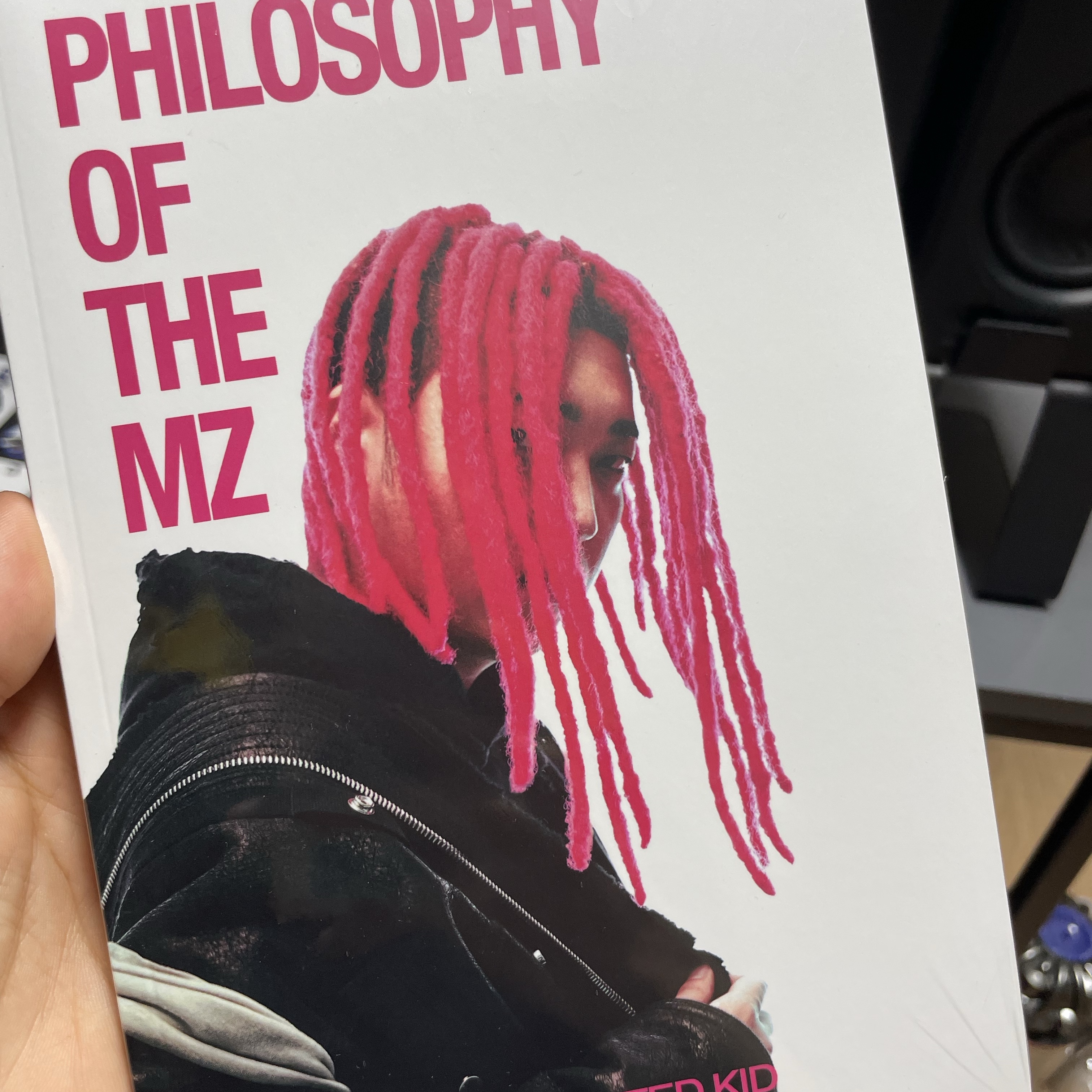 PHILOSOPHY OF THE MZ (A Philosophical Inquiry) 착용 스타일