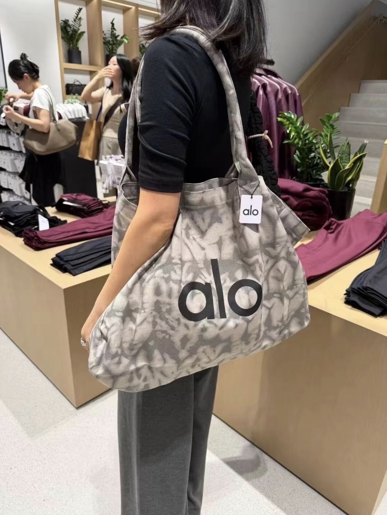 Alo Yoga Iconic Shopper Tote Bag Grey Tiedye 착용 스타일