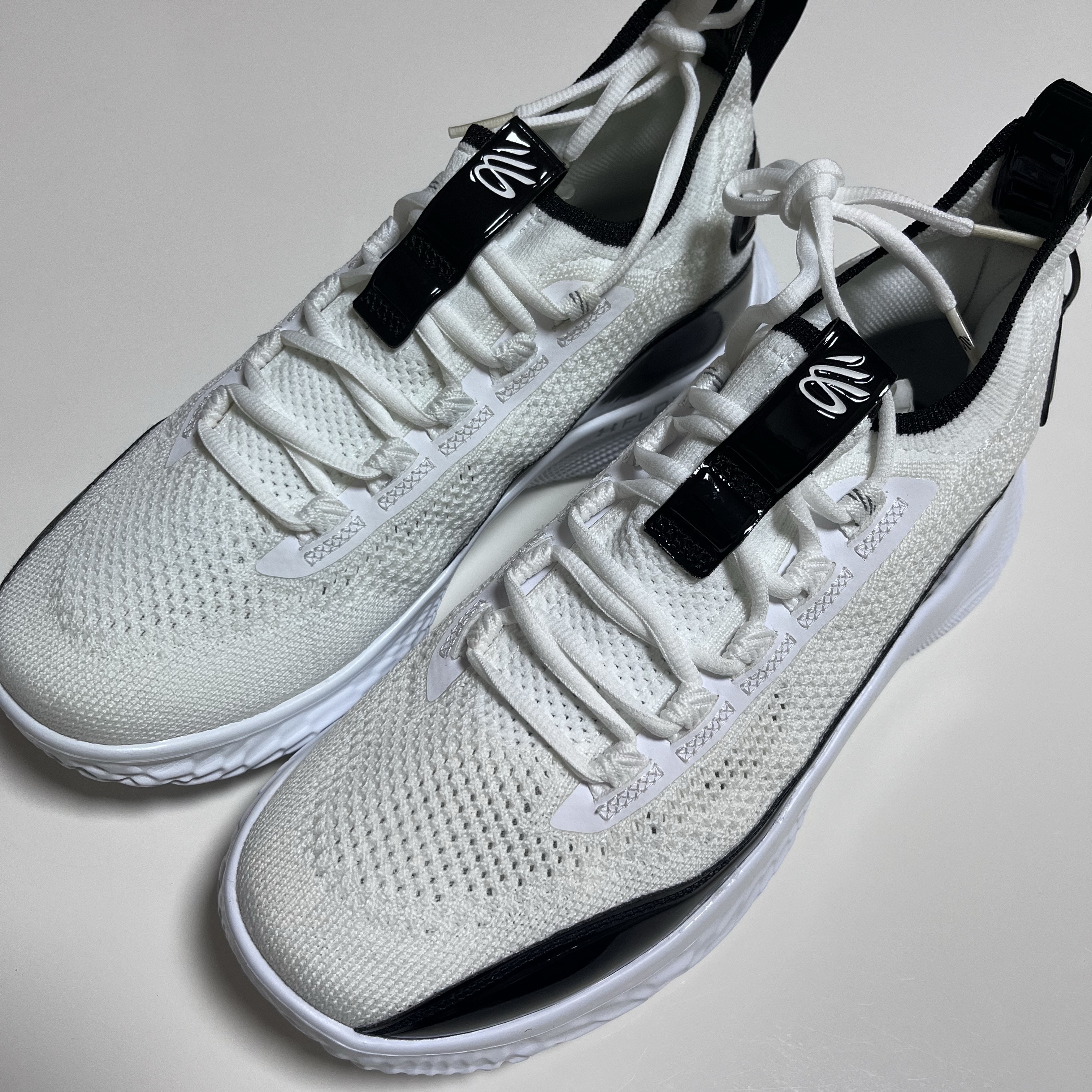 Under Armour Curry Flow 8 White Black 착용 스타일 - 2
