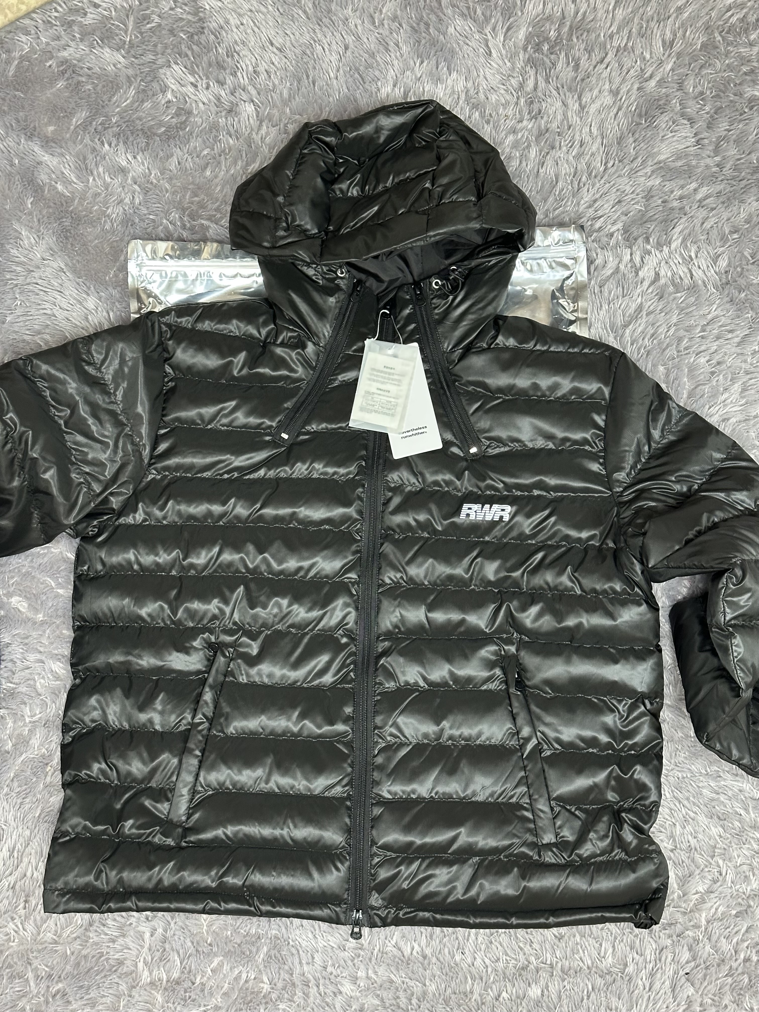 [KREAM 단독] runwhither Lightweight Hoodie Padding Black 착용 스타일 - 1