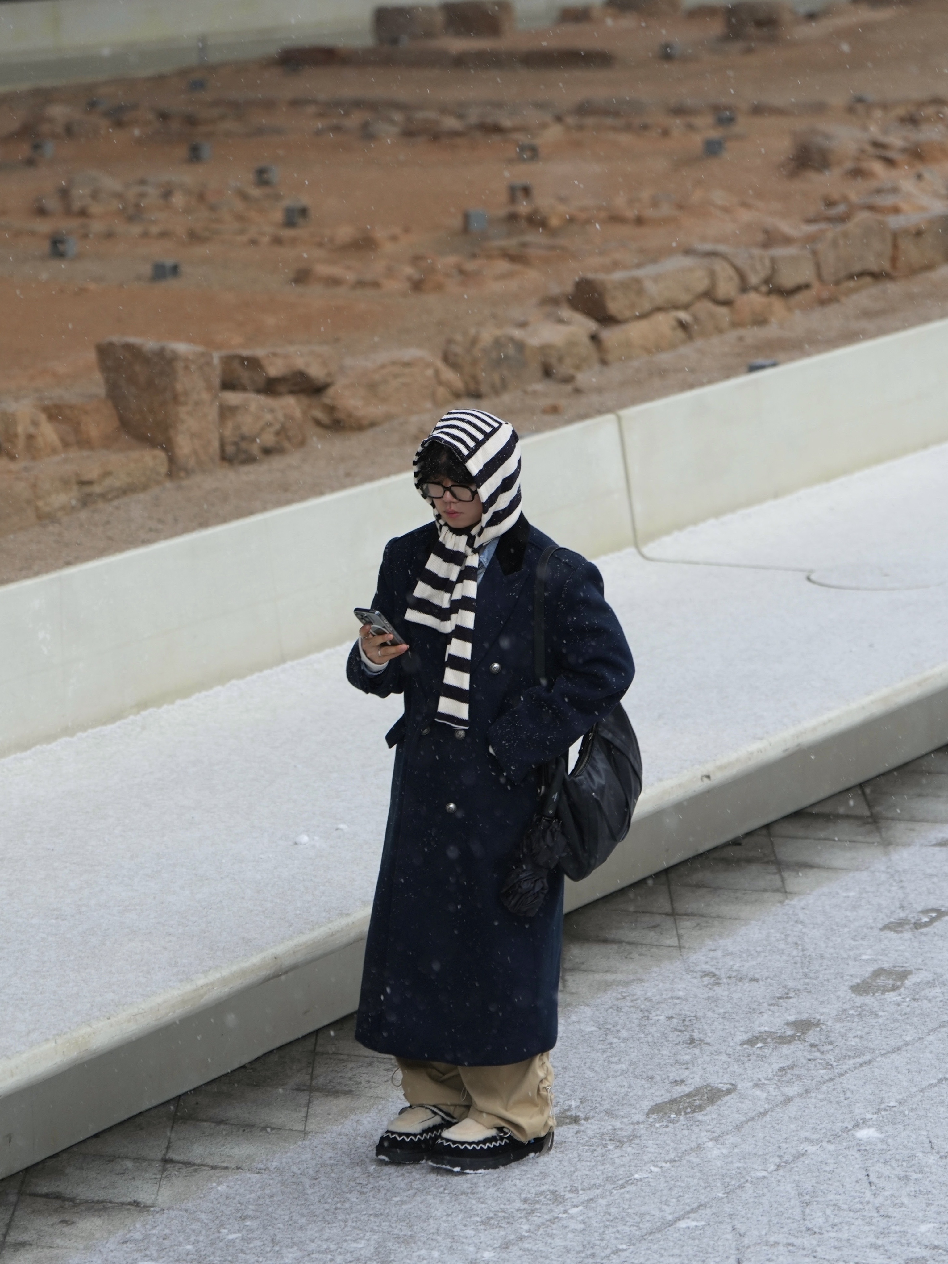 Karactor Striped Knit Balaclava Muffler Ivory Black, Gentle Monster x Maison Margiela MM114 Black Clear 착용 스타일 - 2
