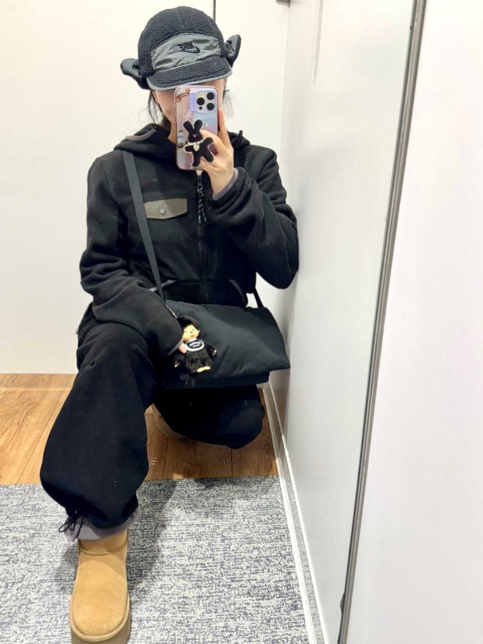 (W) UGG Classic Ultra Mini Platform Boots Chestnut, COS Tri-Fold Padded Crossbody Bag Black 착용 스타일 - 1