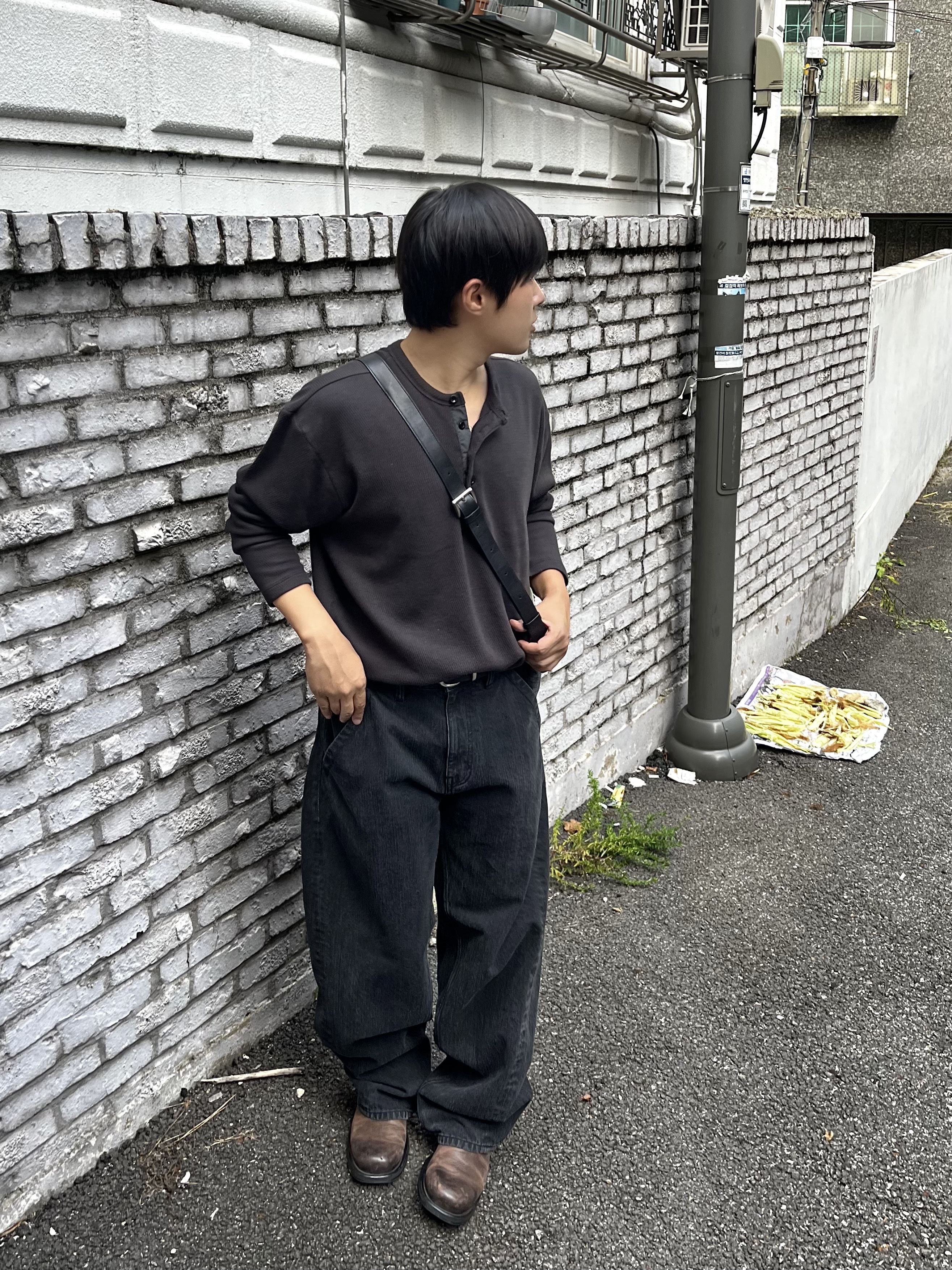 noun Balanced Denim Pants Black, noun Pique Henley T-Shirts Charcoal 착용 스타일