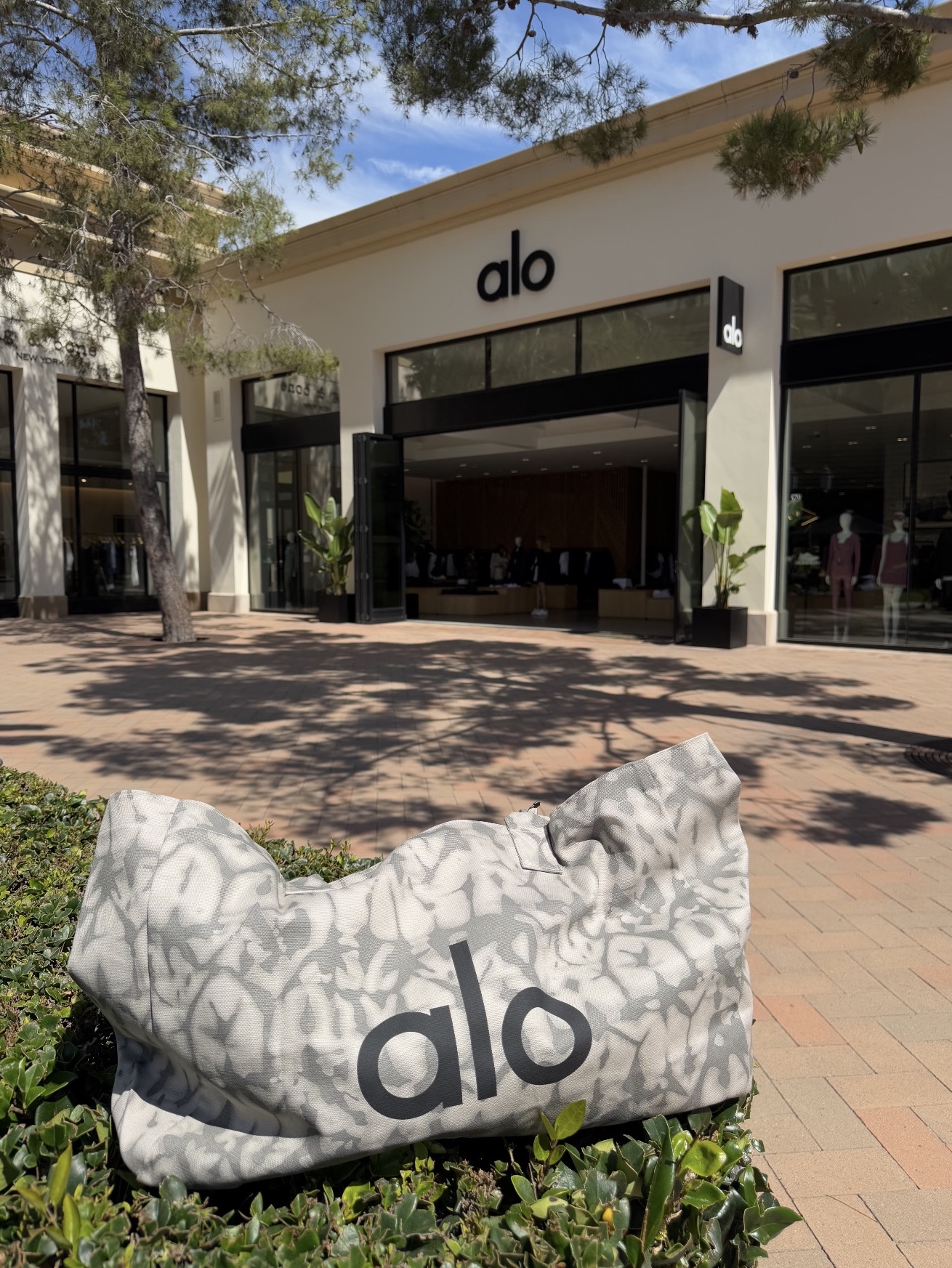 Alo Yoga Iconic Shopper Tote Bag Grey Tiedye 착용 스타일
