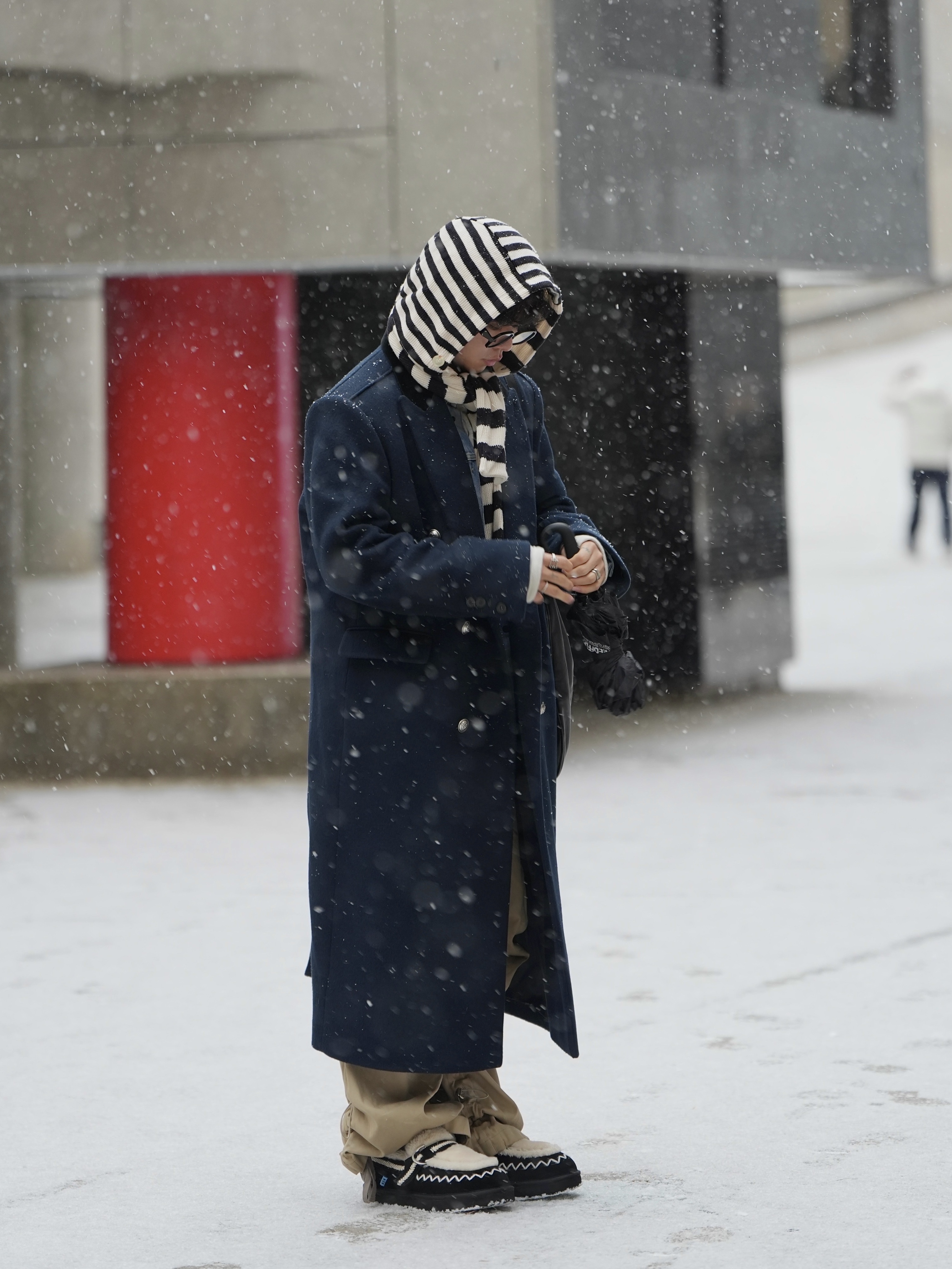 Karactor Striped Knit Balaclava Muffler Ivory Black, Gentle Monster x Maison Margiela MM114 Black Clear 착용 스타일 - 3