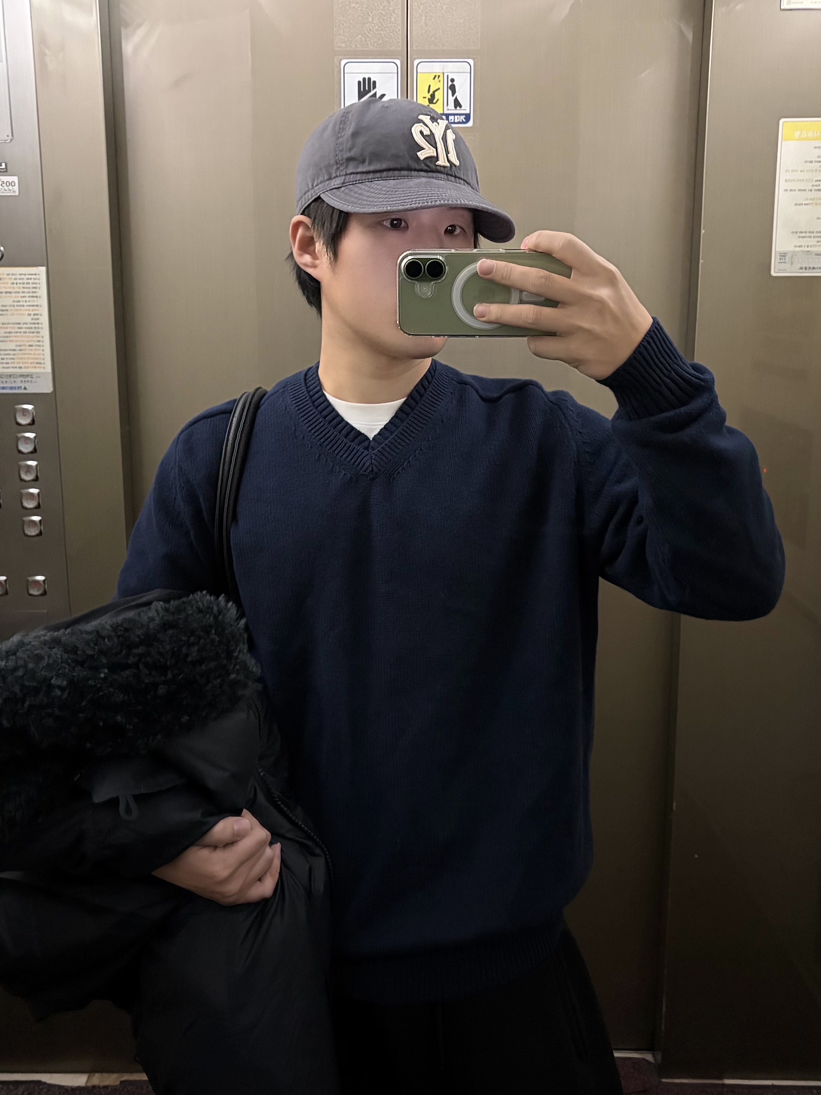 noun Layered V Neck Knit Navy 착용 스타일