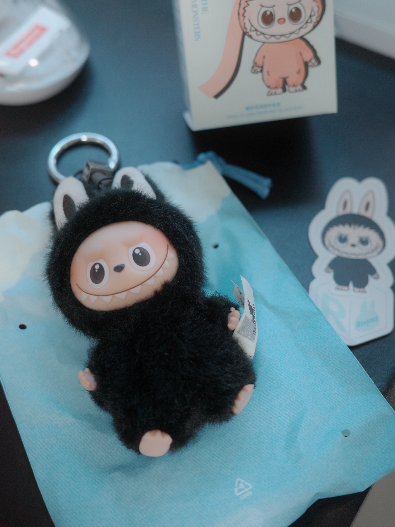 Pop Mart Labubu The Monsters Pin For Love Series Vinyl Plush Pendant (N-Z) R (Opened Case) 착용 스타일