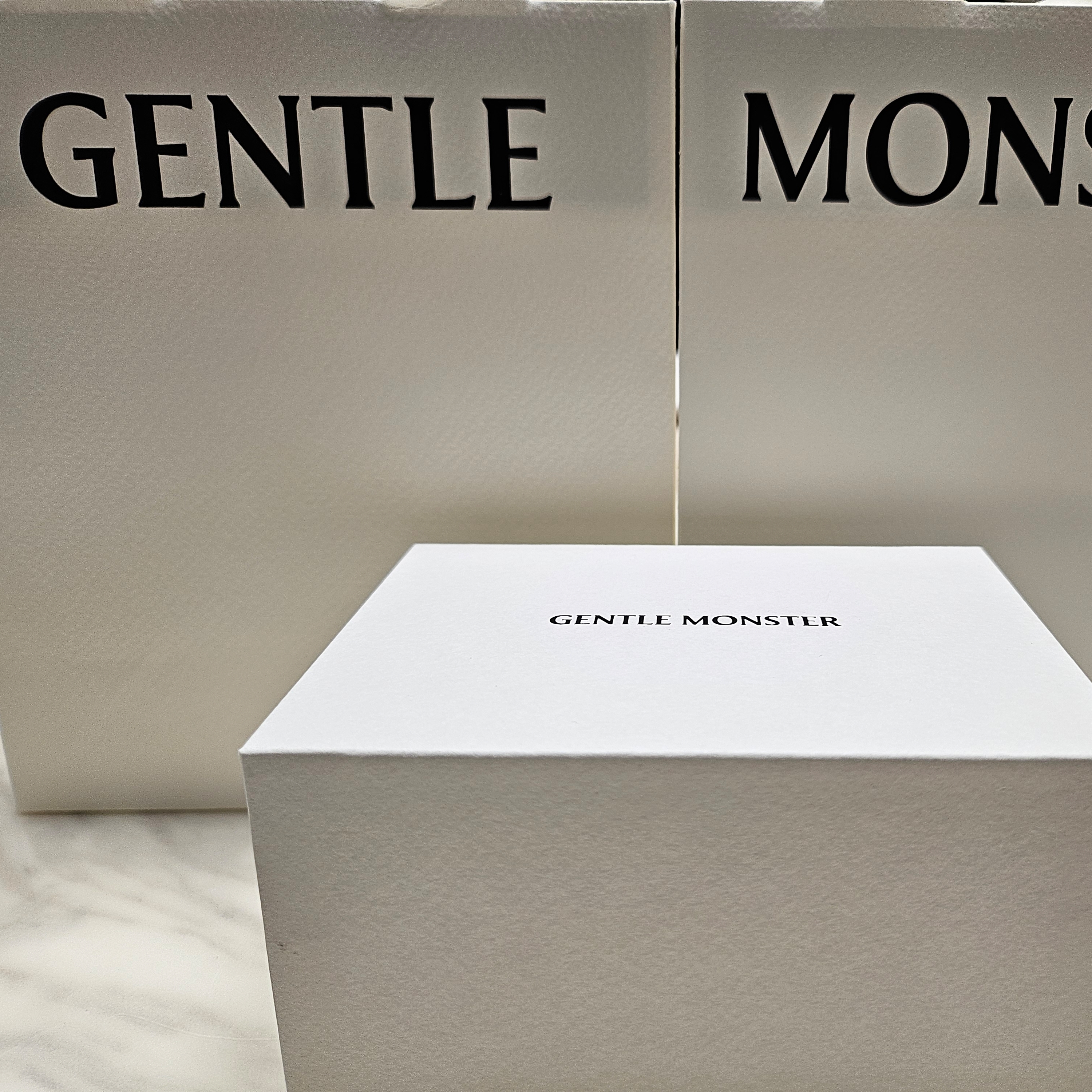 Gentle Monster Matiny W2 White Black, Gentle Monster Matiny 01 Black Black 착용 스타일 - 1