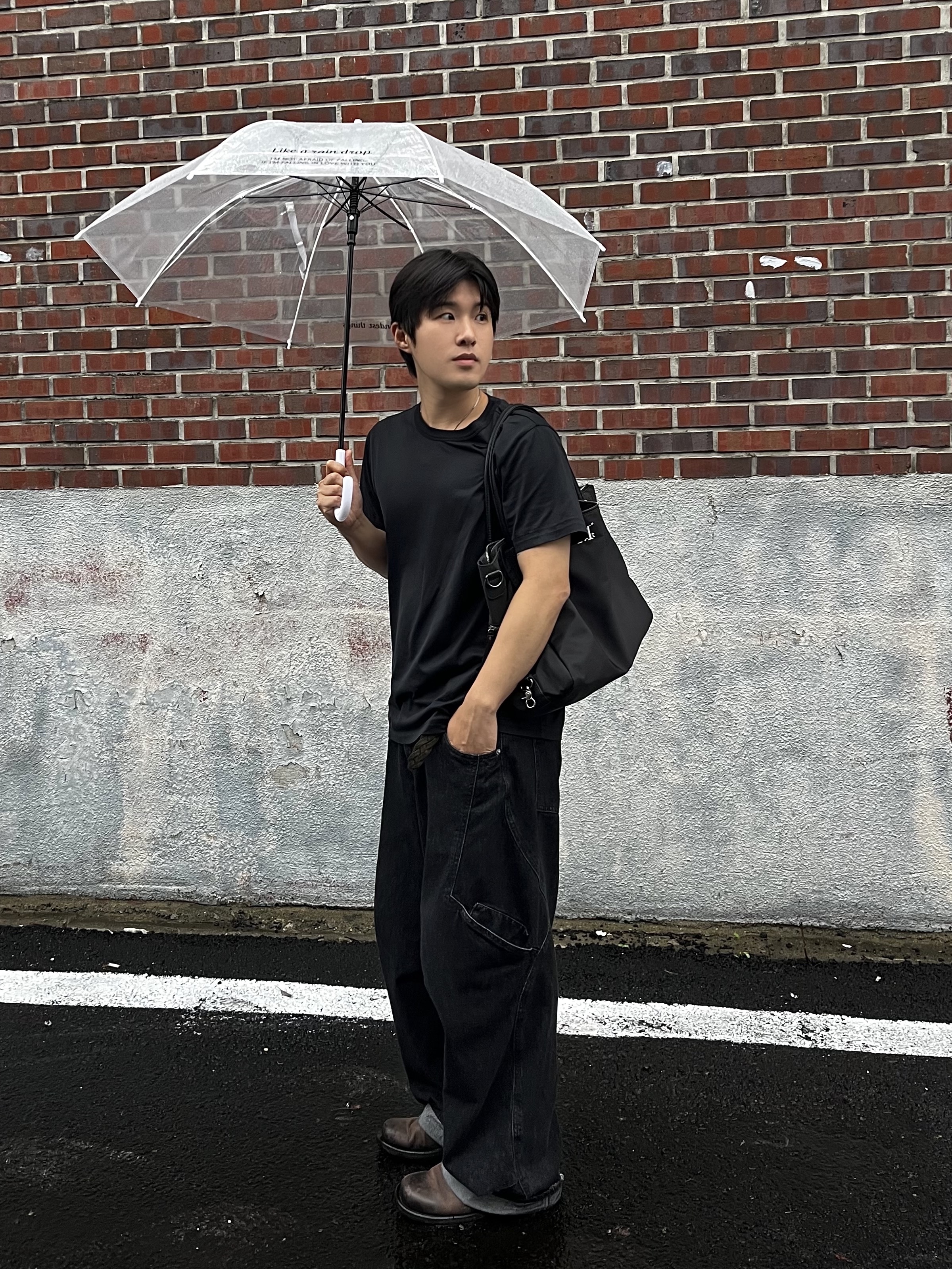 noun Side Line Cargo Denim Pants Black, MUCENT 4way Sigature Logo Tote Bag Black 착용 스타일 - 1