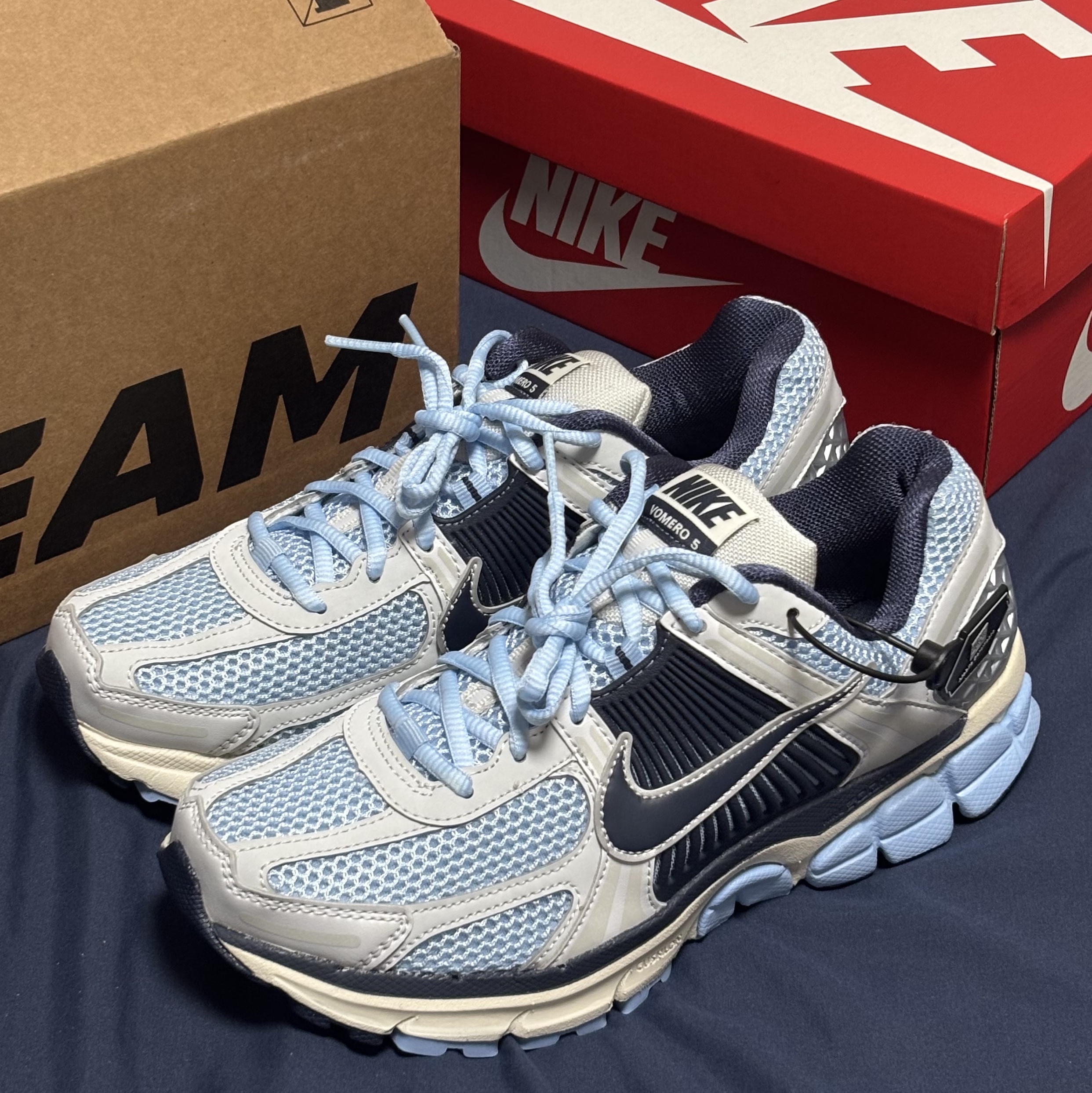 Nike Zoom Vomero 5 Psychic Blue Photon Dust 착용 스타일