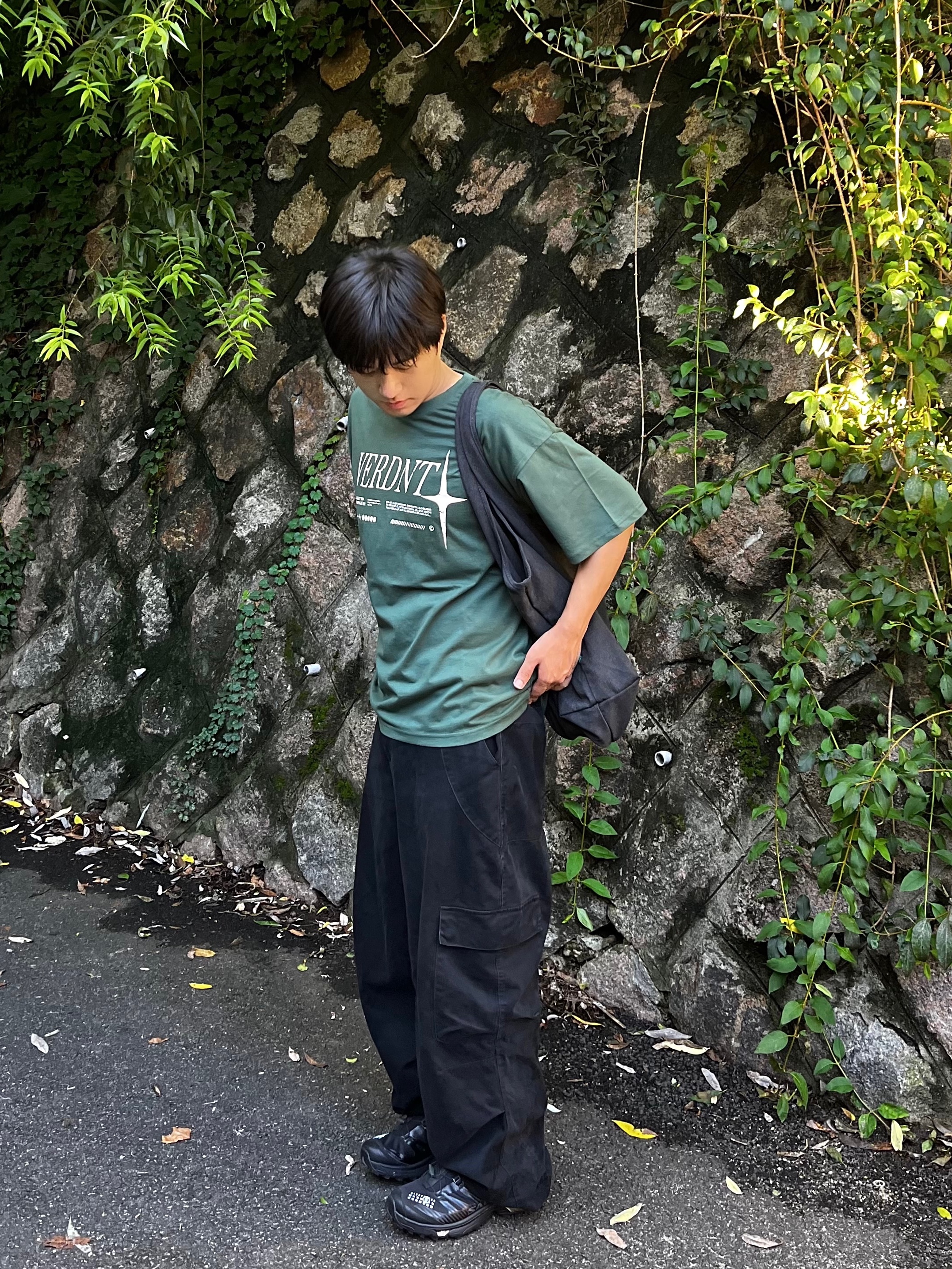 noun Washed Cargo Pants Black, Salomon x MM6 Maison Margiela XT-4 Mule Black 착용 스타일 - 2