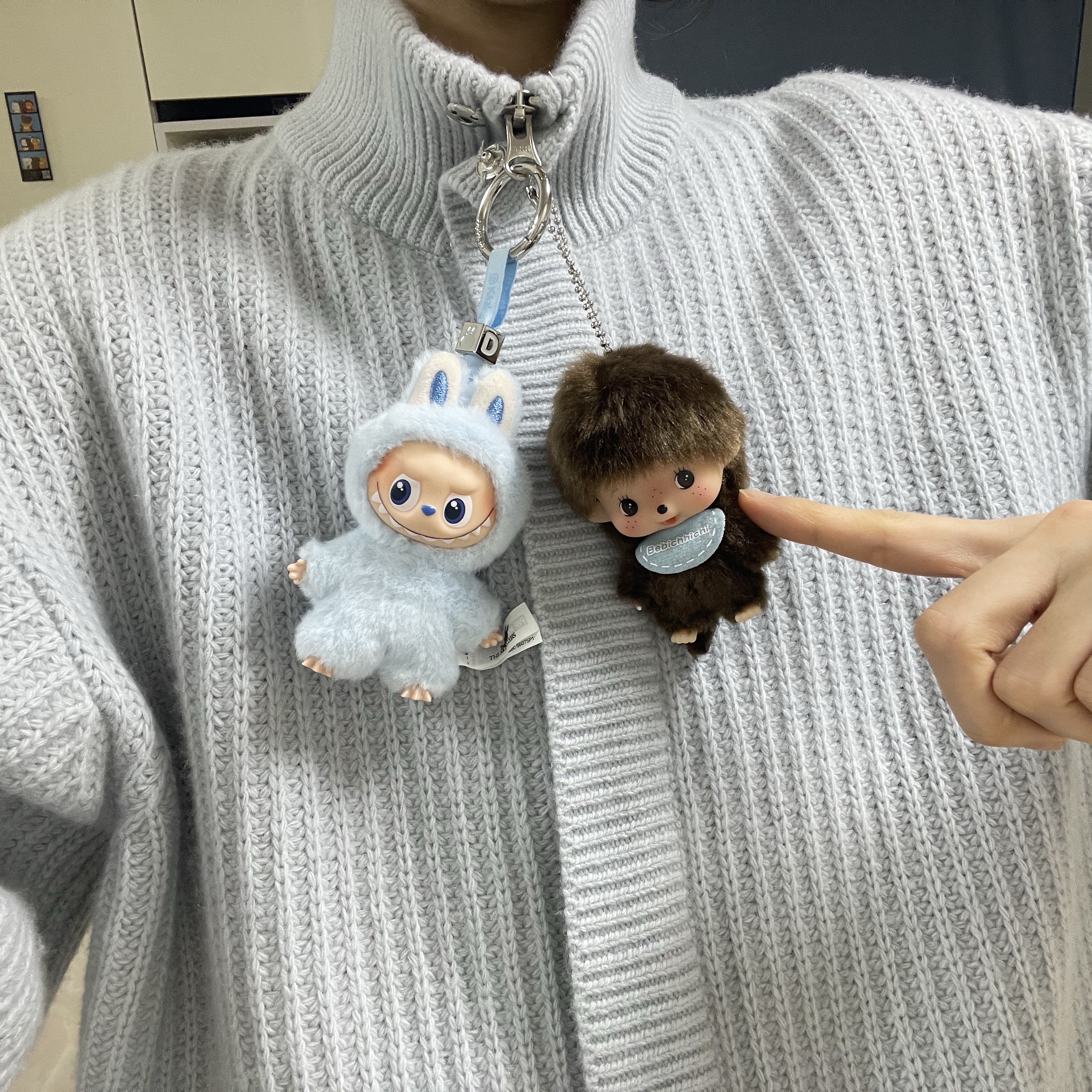 Monchhichi Big Head Bebichhichi SS Keychain Boy, Pop Mart Labubu The Monsters Pin For Love Series Vinyl Plush Pendant (A-M) D (Opened Case) 착용 스타일