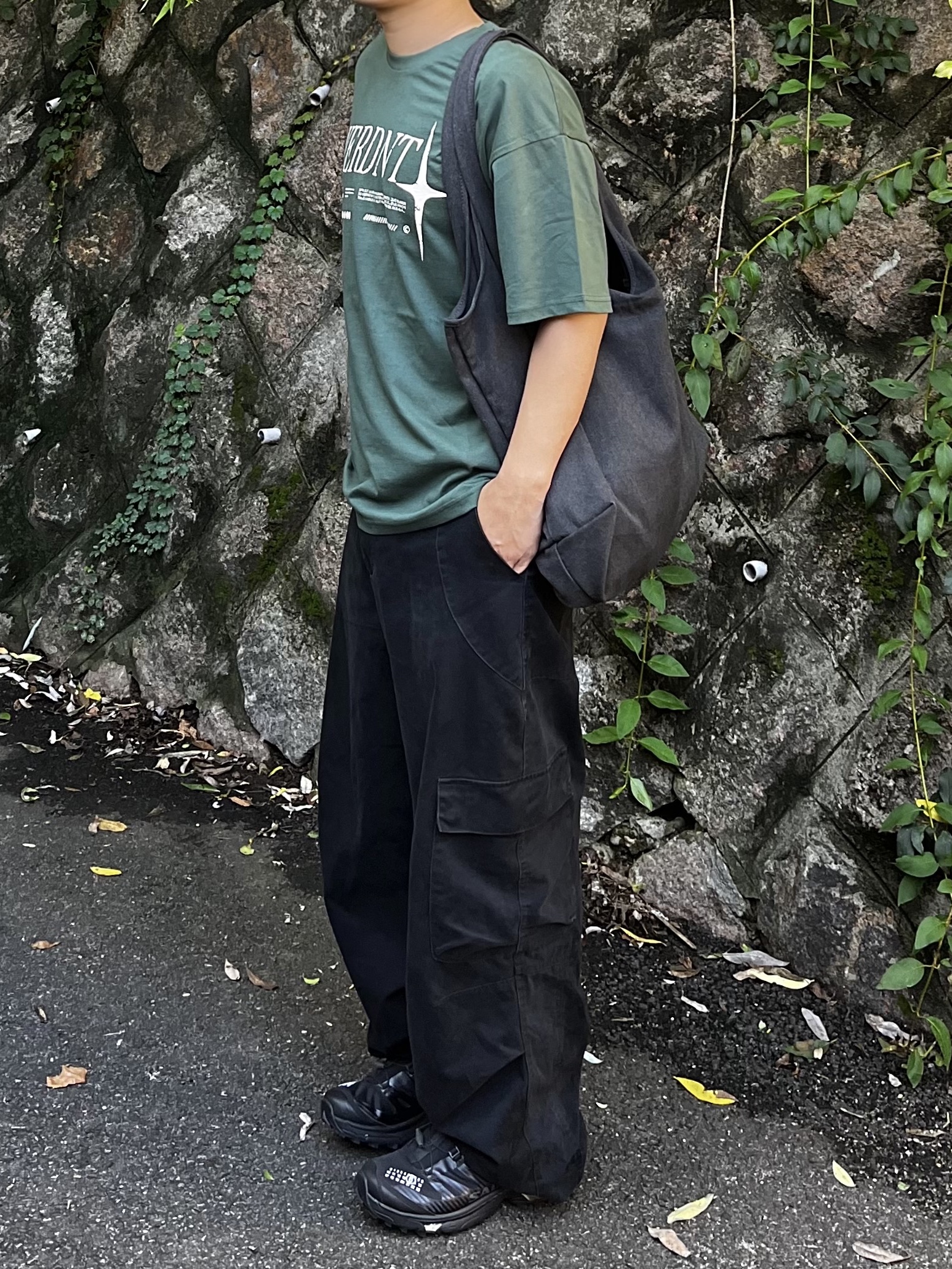 noun Washed Cargo Pants Black, Salomon x MM6 Maison Margiela XT-4 Mule Black 착용 스타일 - 3