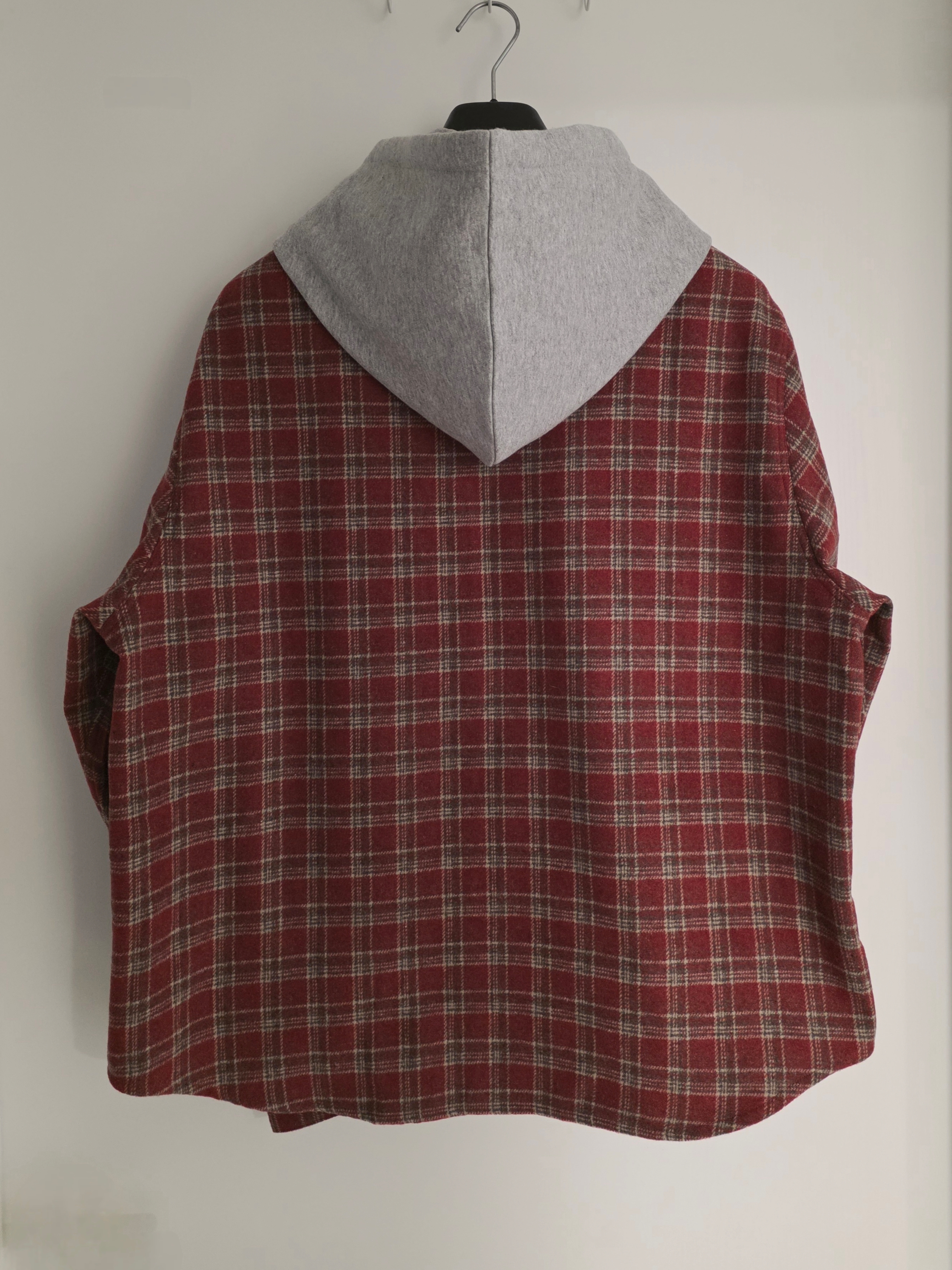 IAB Studio IAB Hoodie Shirt Red 착용 스타일 - 2