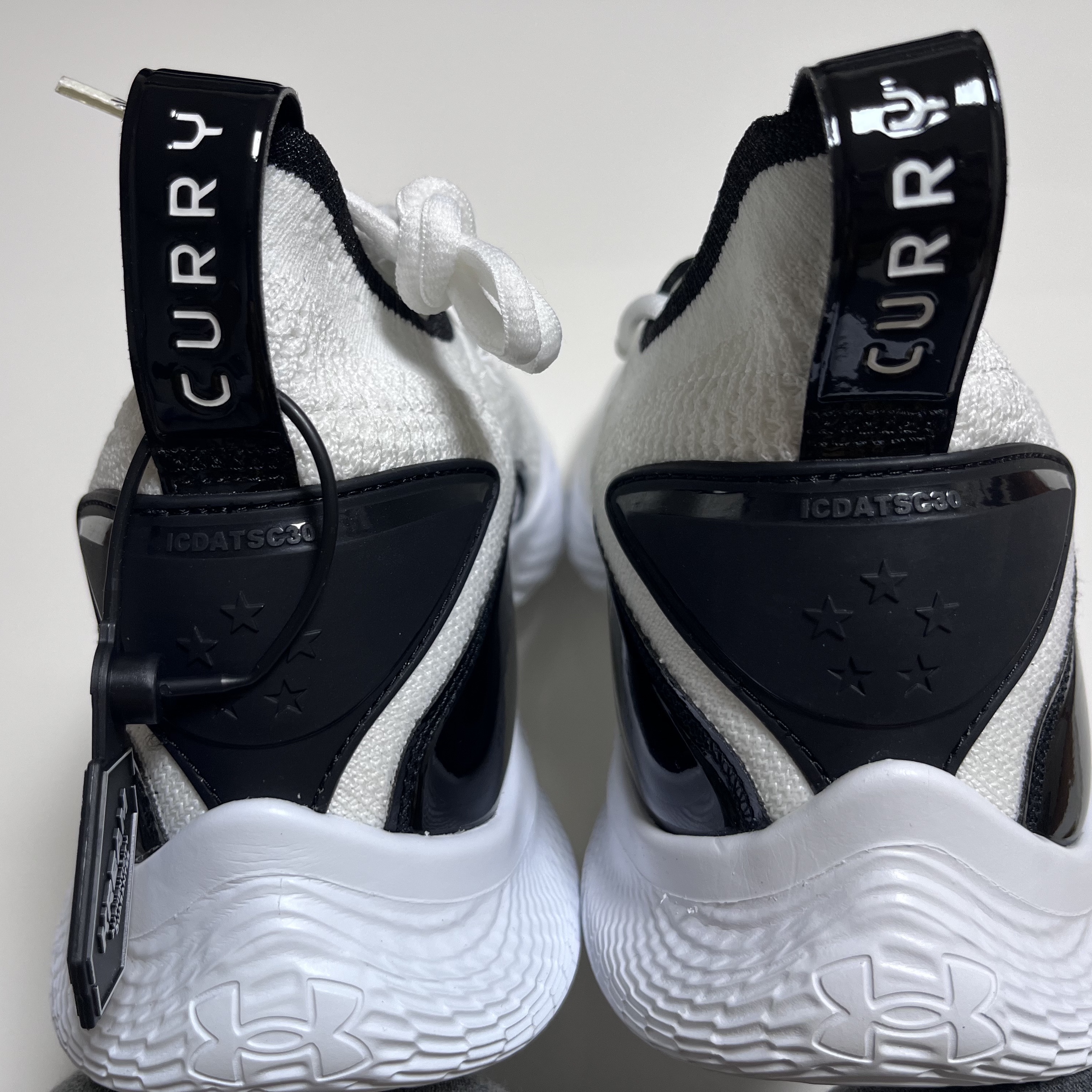 Under Armour Curry Flow 8 White Black 착용 스타일 - 3