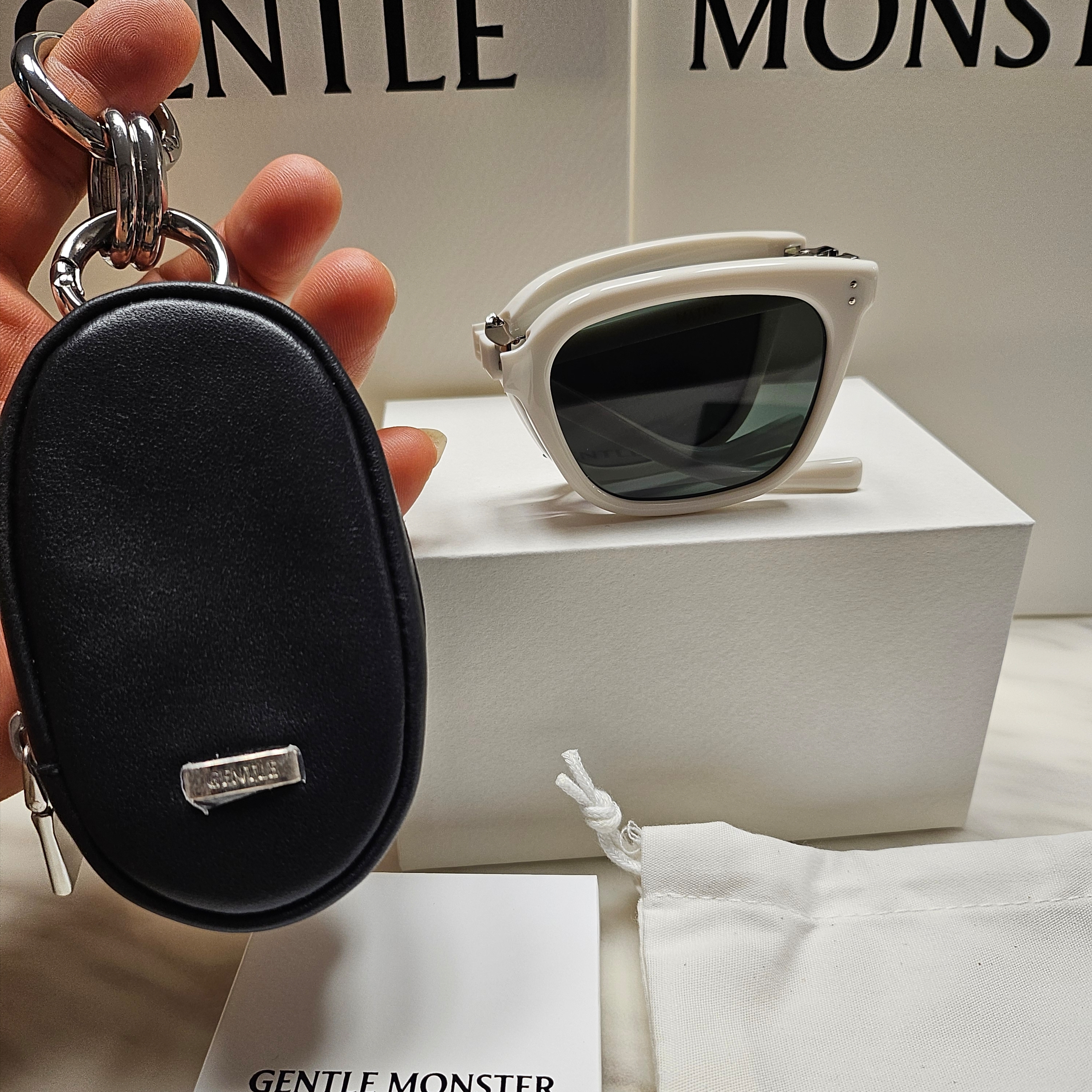 Gentle Monster Matiny W2 White Black, Gentle Monster Matiny 01 Black Black 착용 스타일 - 3