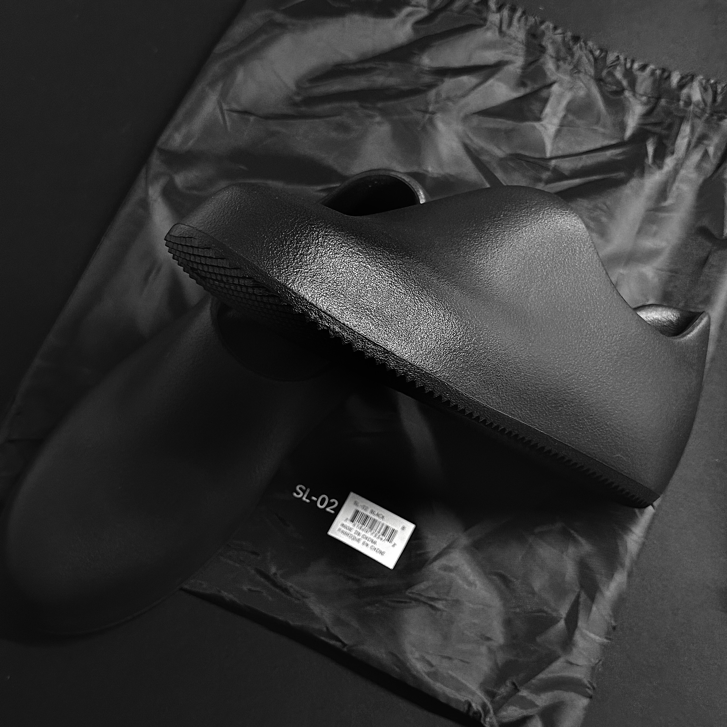 Yeezy SL-02 Black 착용 스타일